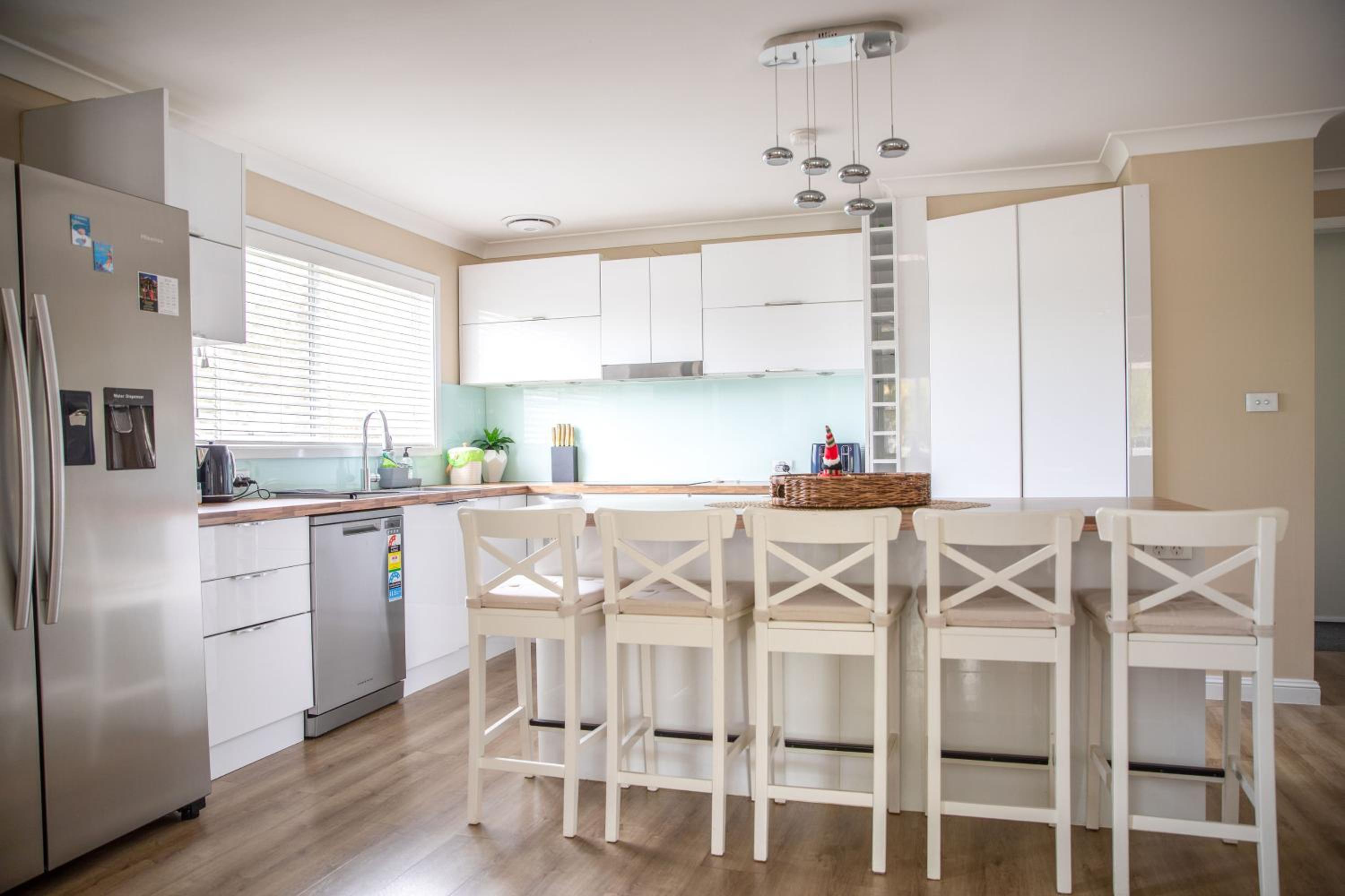 Lake-view Retreat w Spa, nearby Beaches & Shopping in the Central Coast