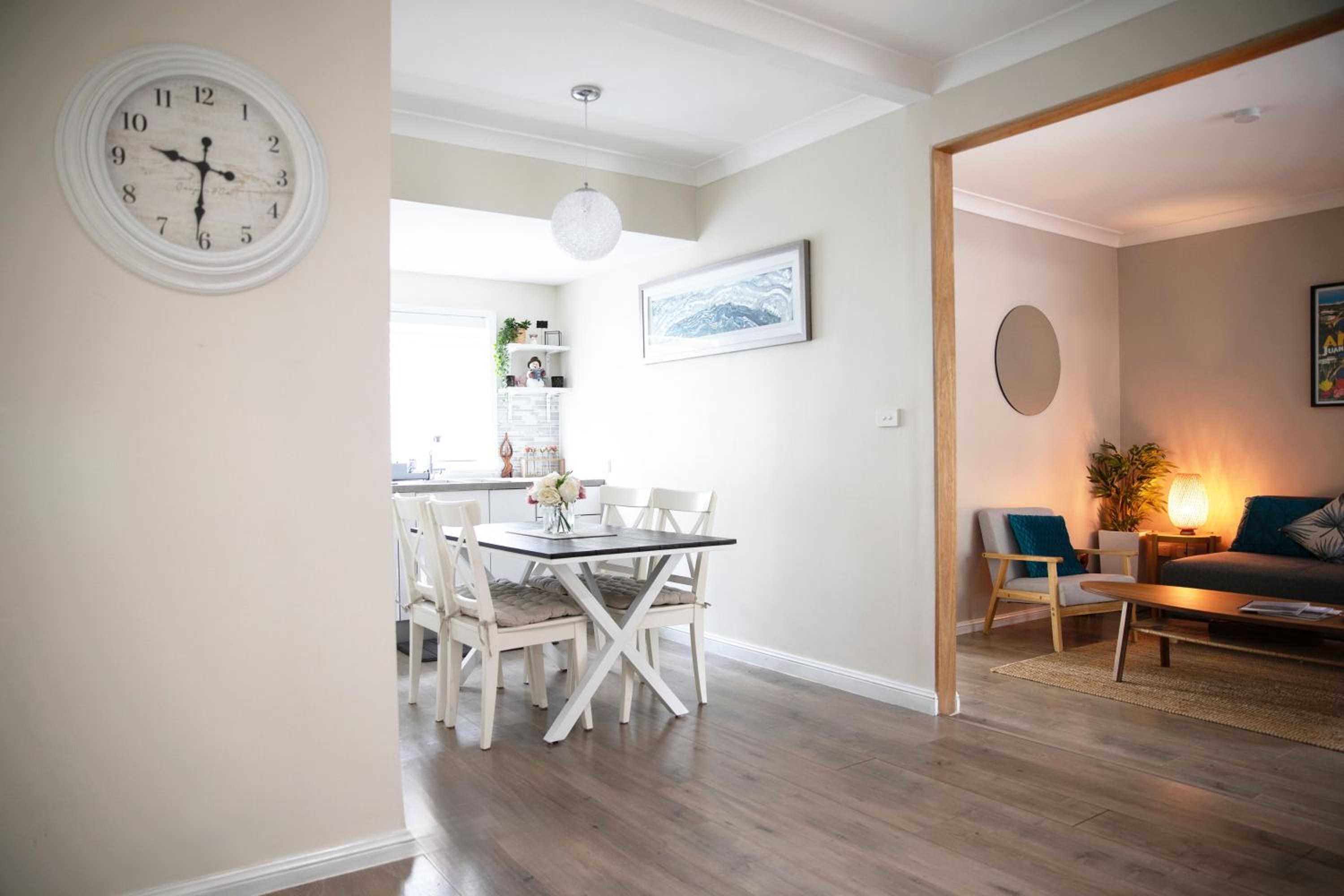 Lake-view Retreat w Spa, nearby Beaches & Shopping in the Central Coast