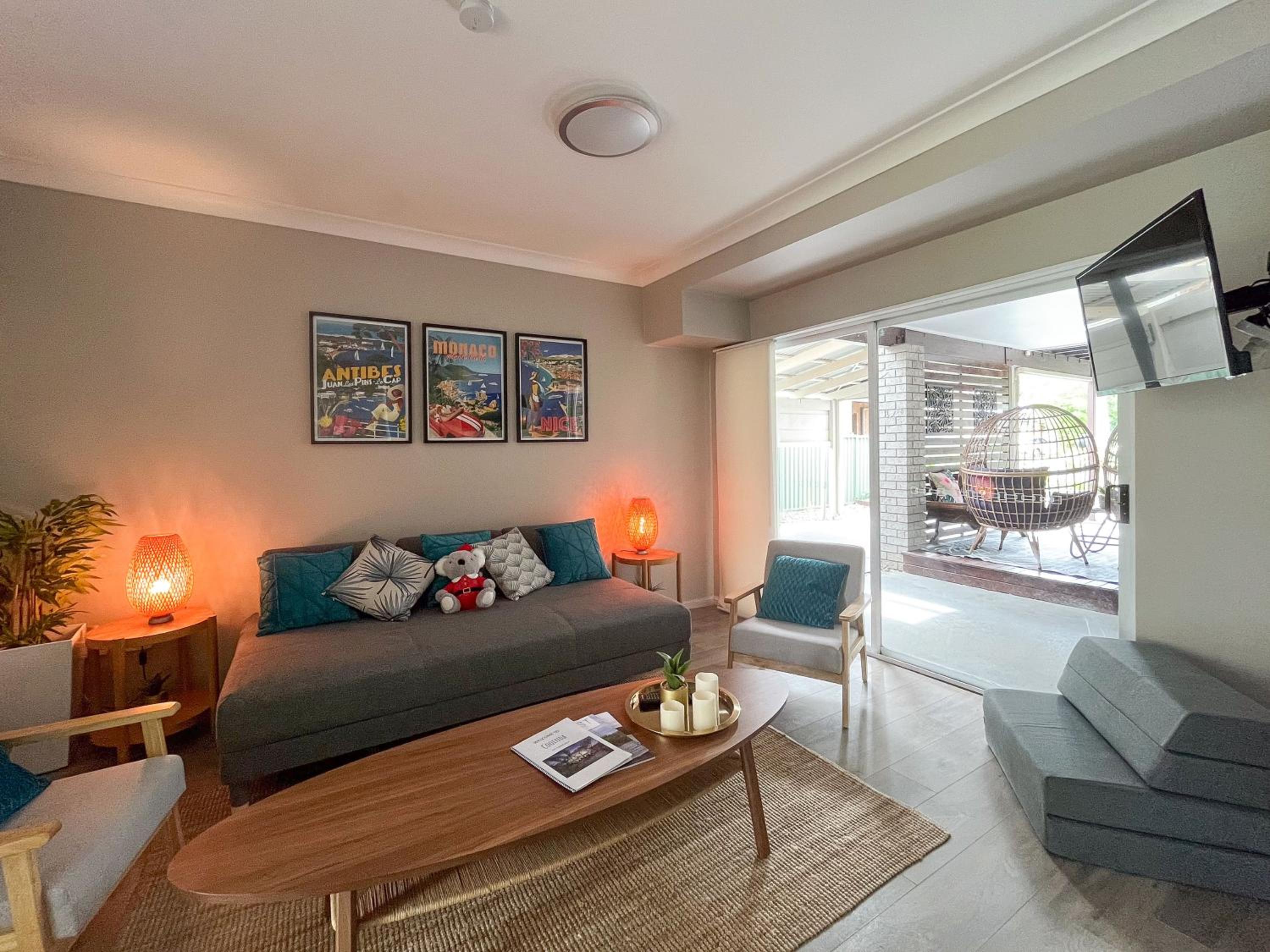 Lake-view Retreat w Spa, nearby Beaches & Shopping in the Central Coast