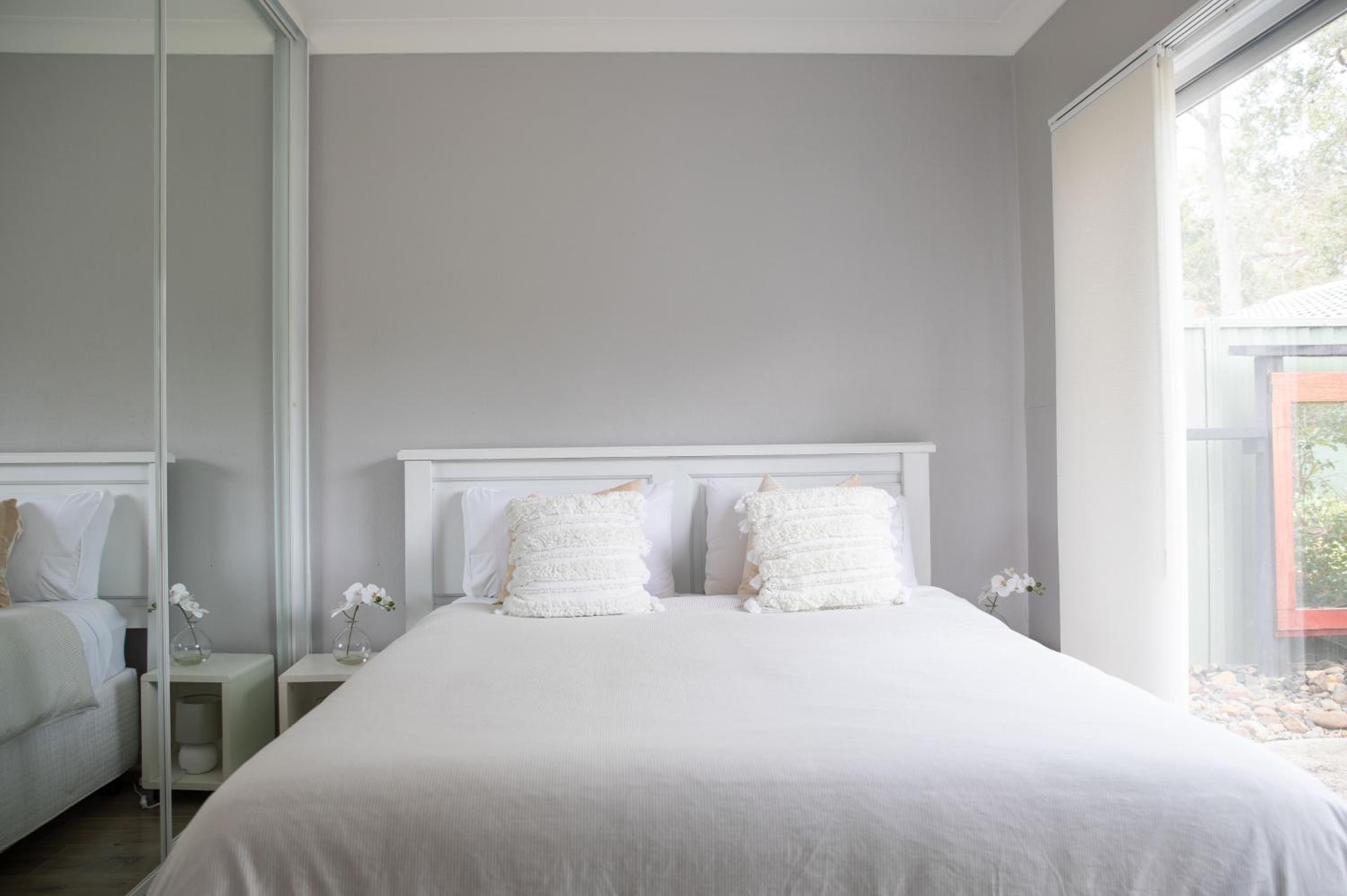 Lake-view Retreat w Spa, nearby Beaches & Shopping in the Central Coast