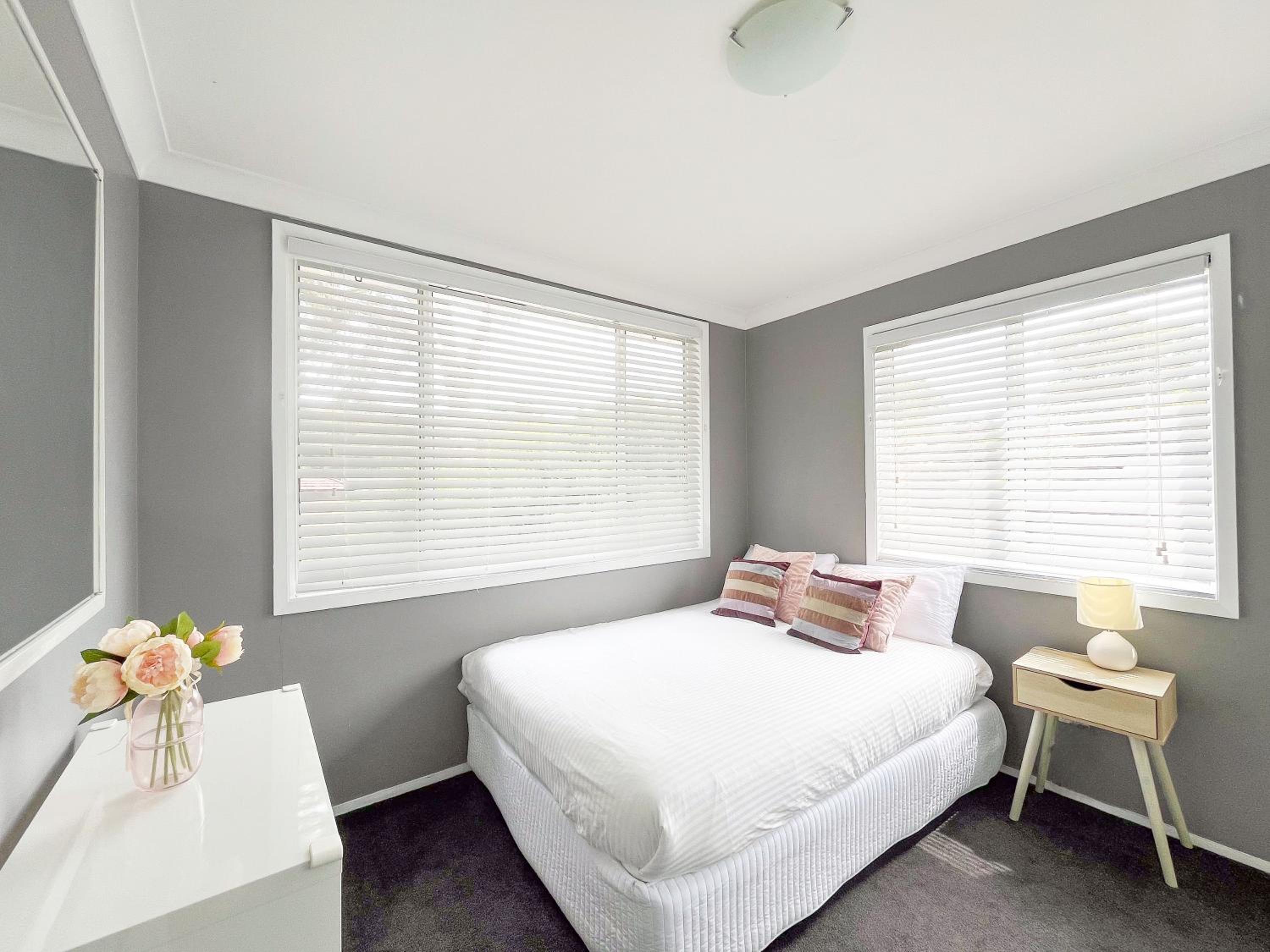 Lake-view Retreat w Spa, nearby Beaches & Shopping in the Central Coast