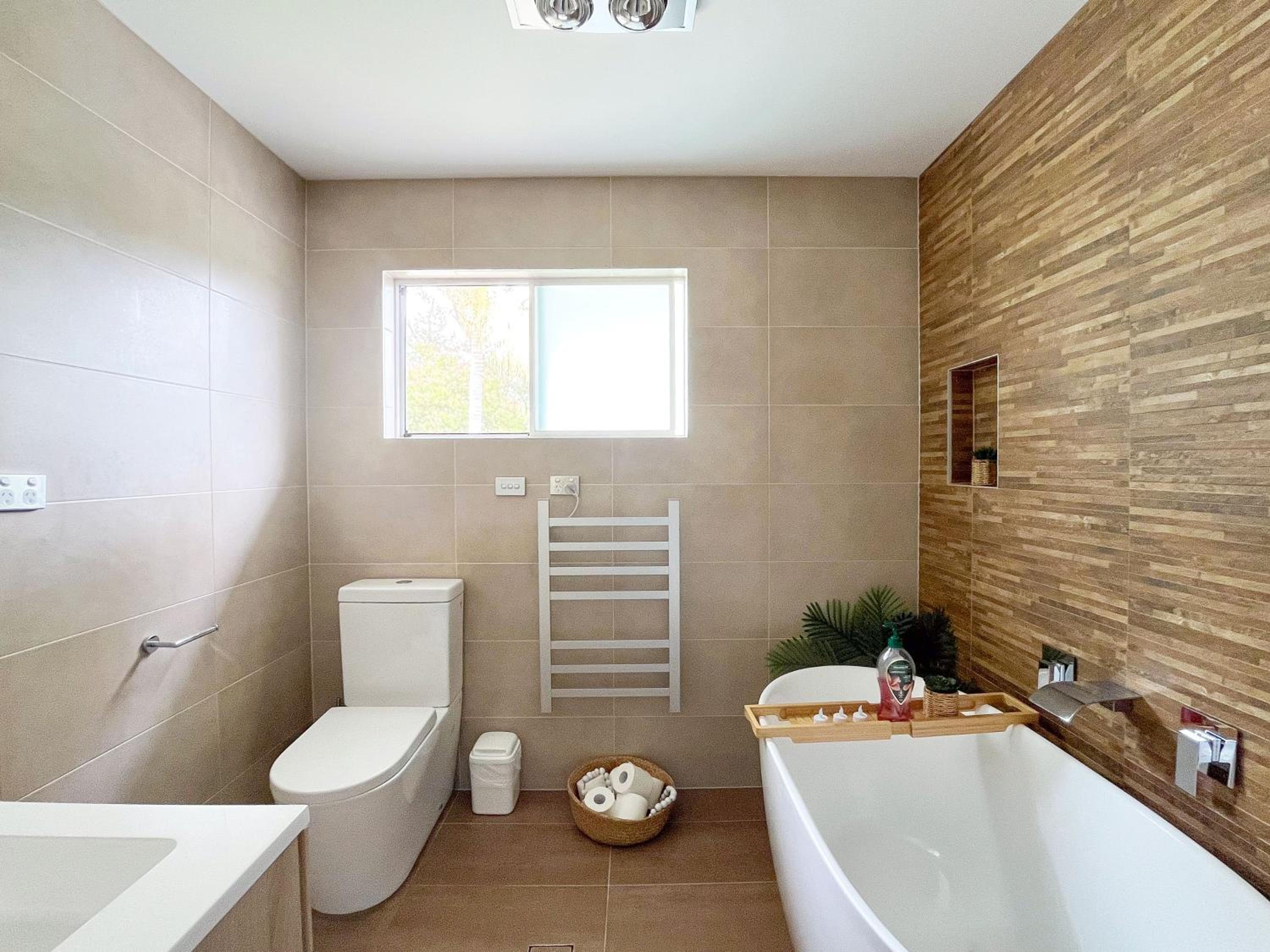 Lake-view Retreat w Spa, nearby Beaches & Shopping in the Central Coast