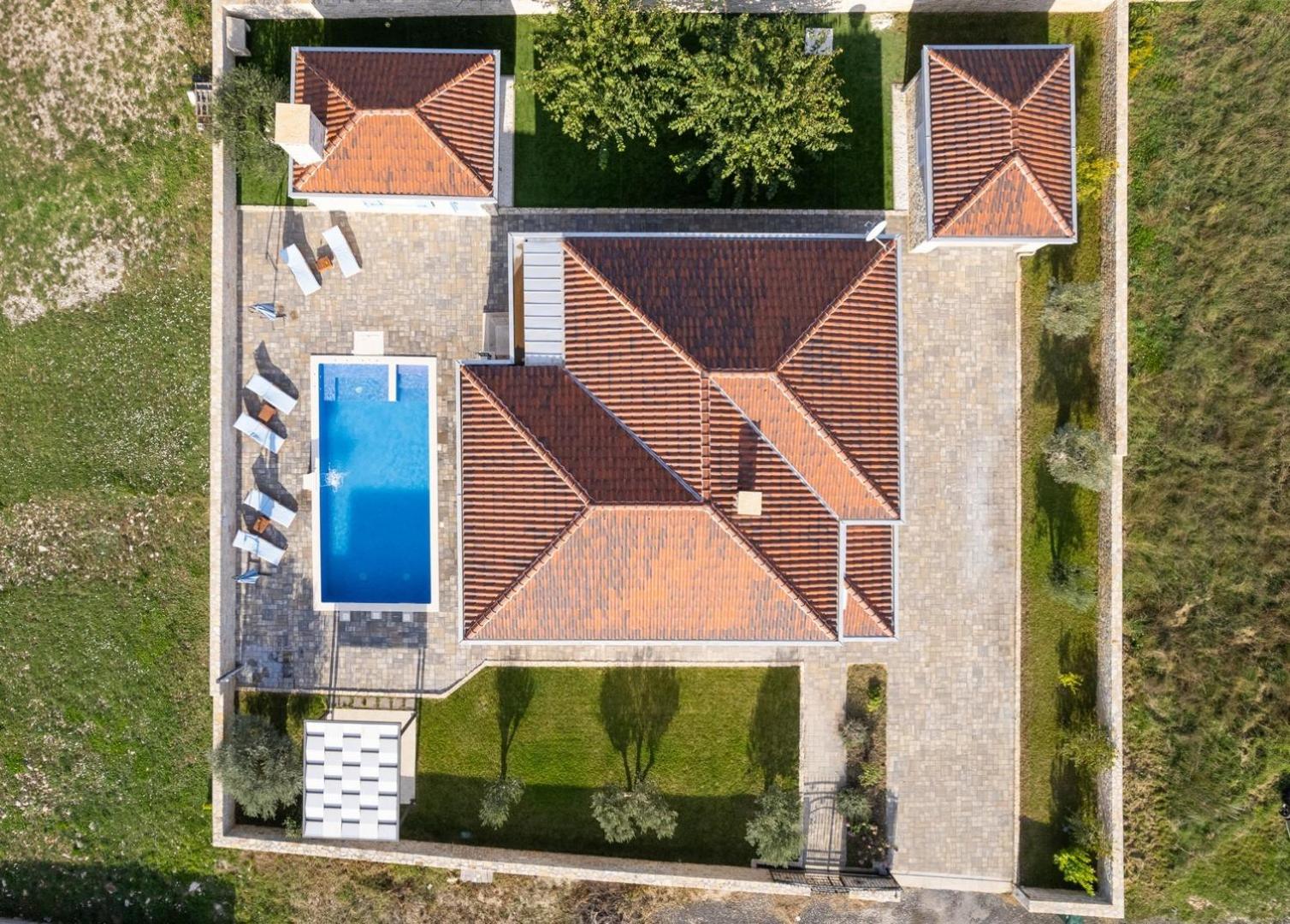 Villa Zizi with heated pool 42 m2 near sea view 4