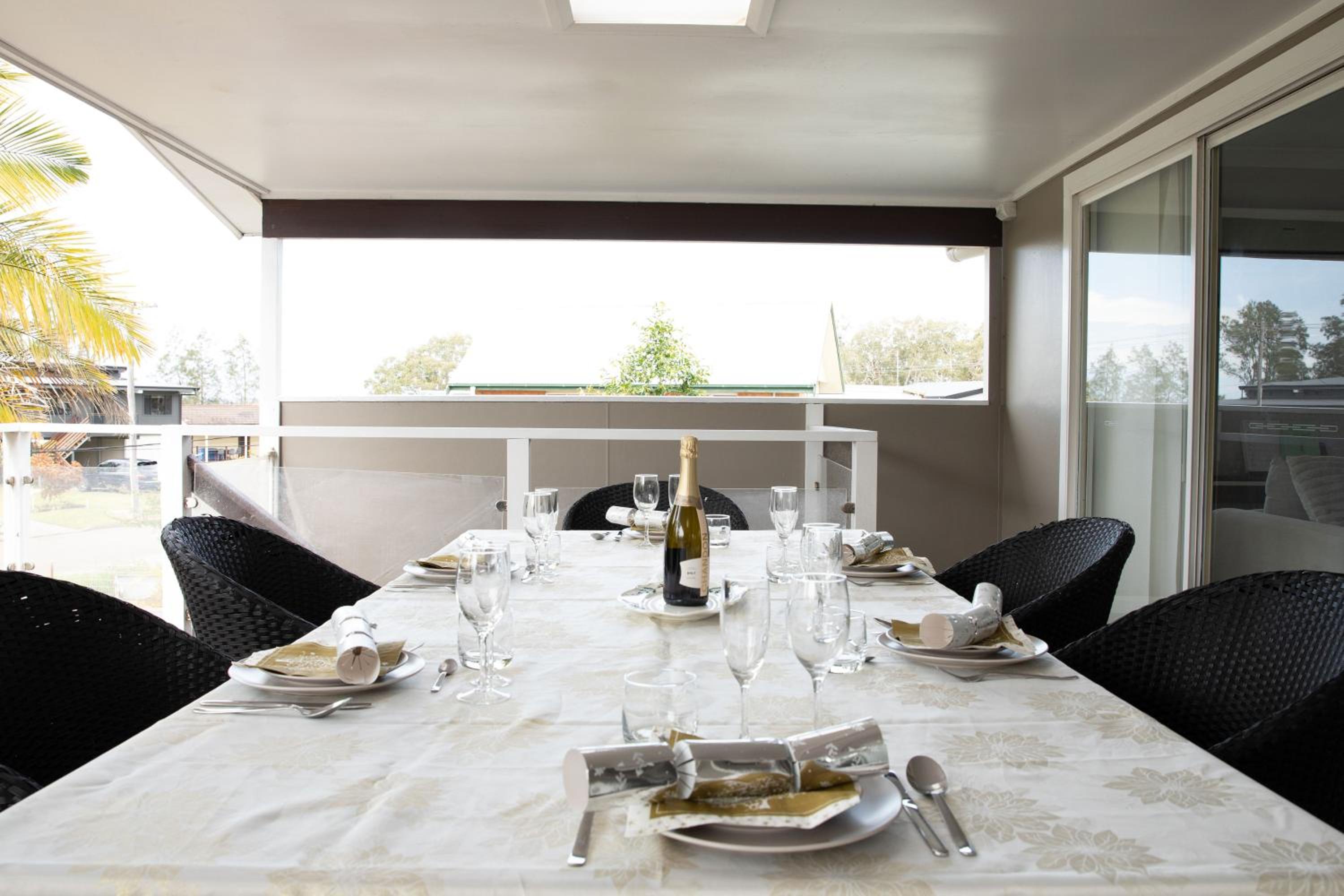 Lake-view Retreat w Spa, nearby Beaches & Shopping in the Central Coast