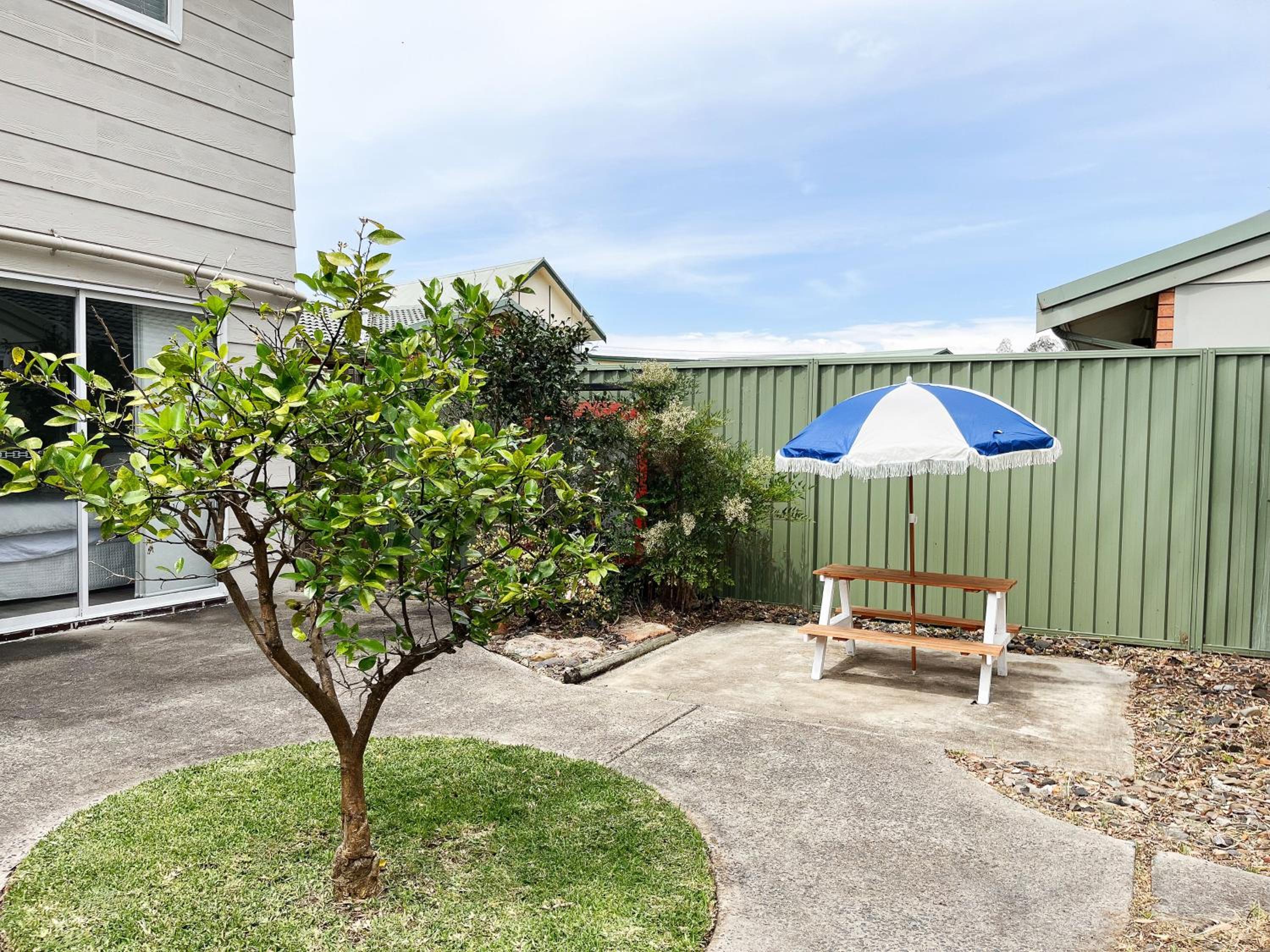 Lake-view Retreat w Spa, nearby Beaches & Shopping in the Central Coast