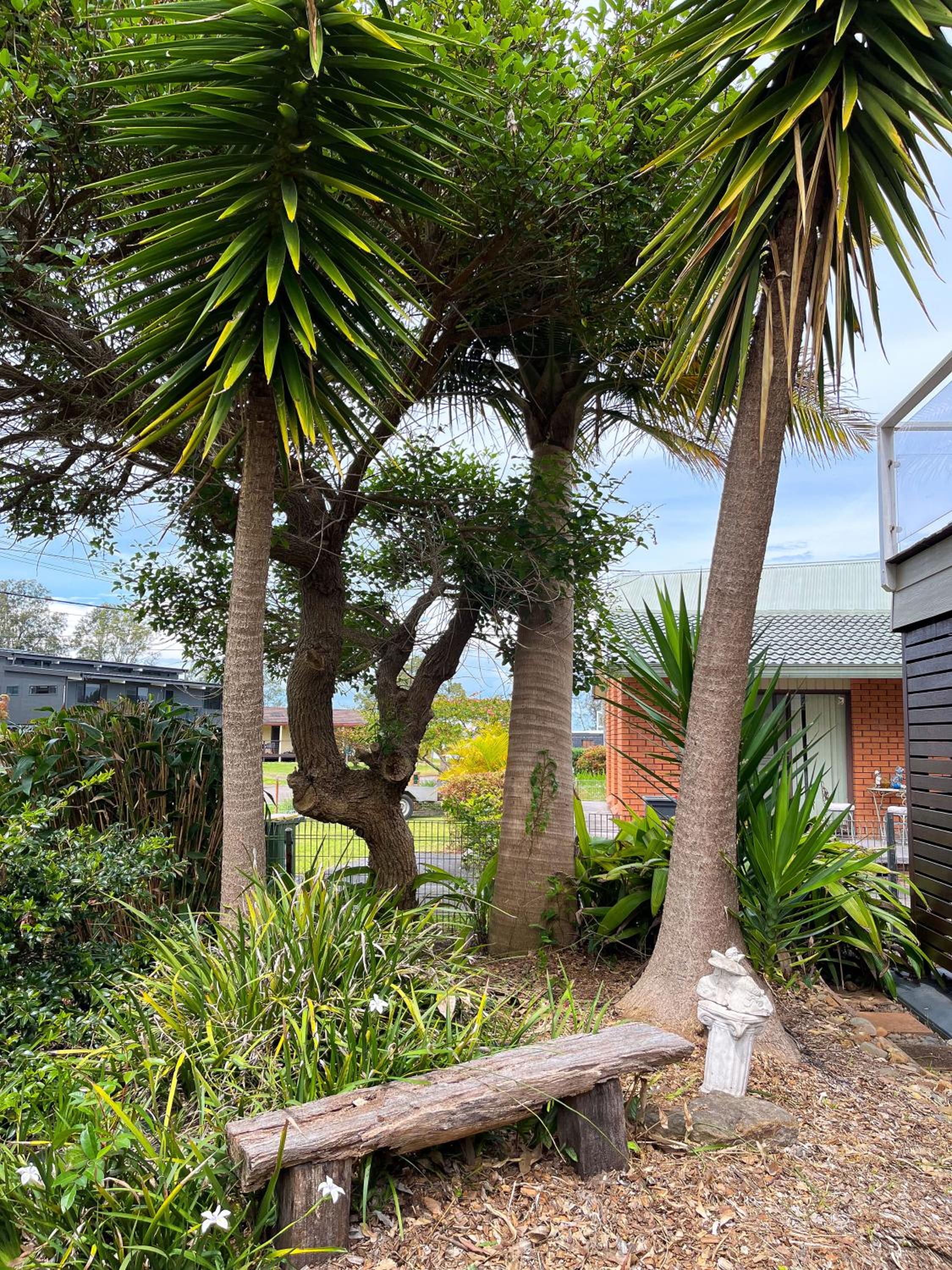 Lake-view Retreat w Spa, nearby Beaches & Shopping in the Central Coast