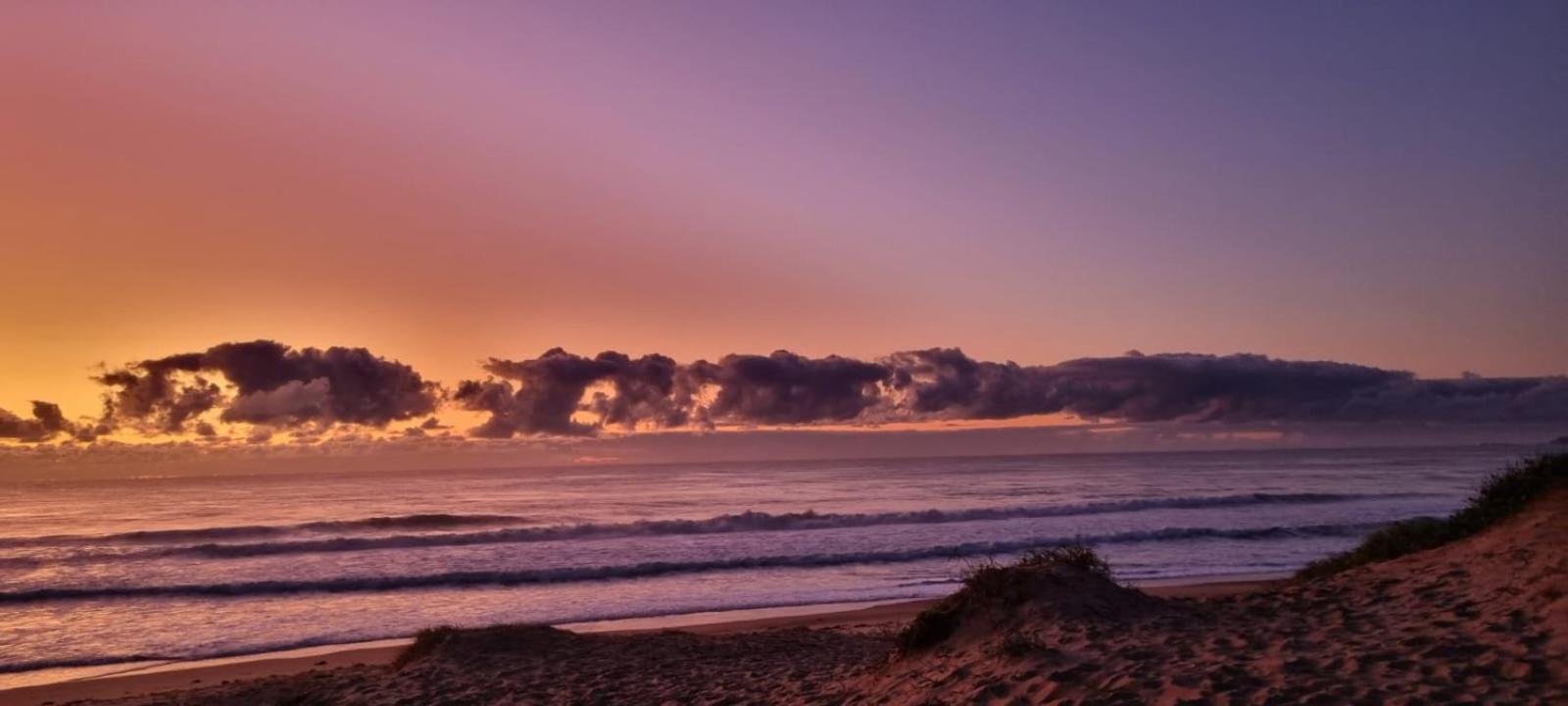 Lake-view Retreat w Spa, nearby Beaches & Shopping in the Central Coast