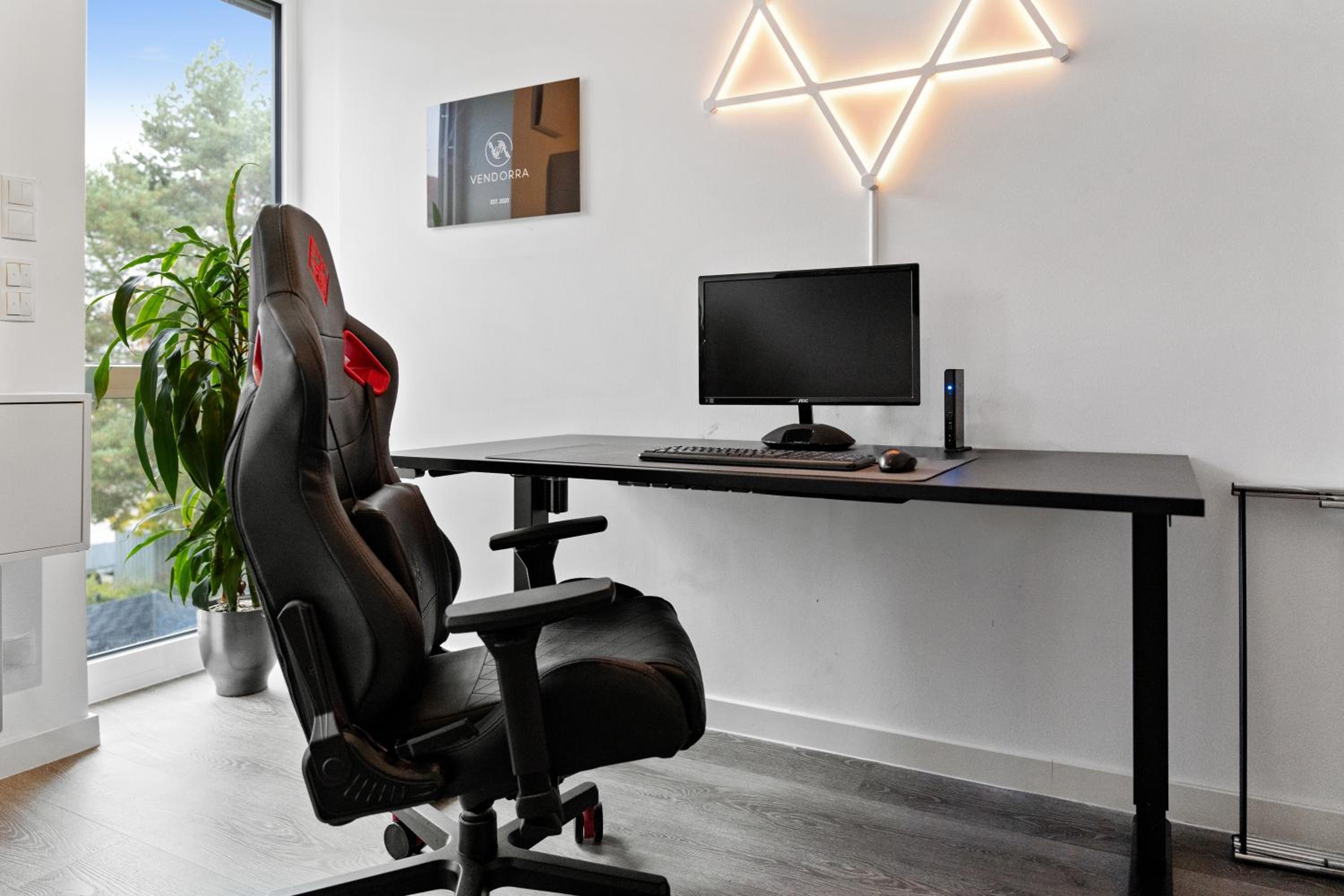 Modern Style Business Suite - Office - Kitchen - Balcony