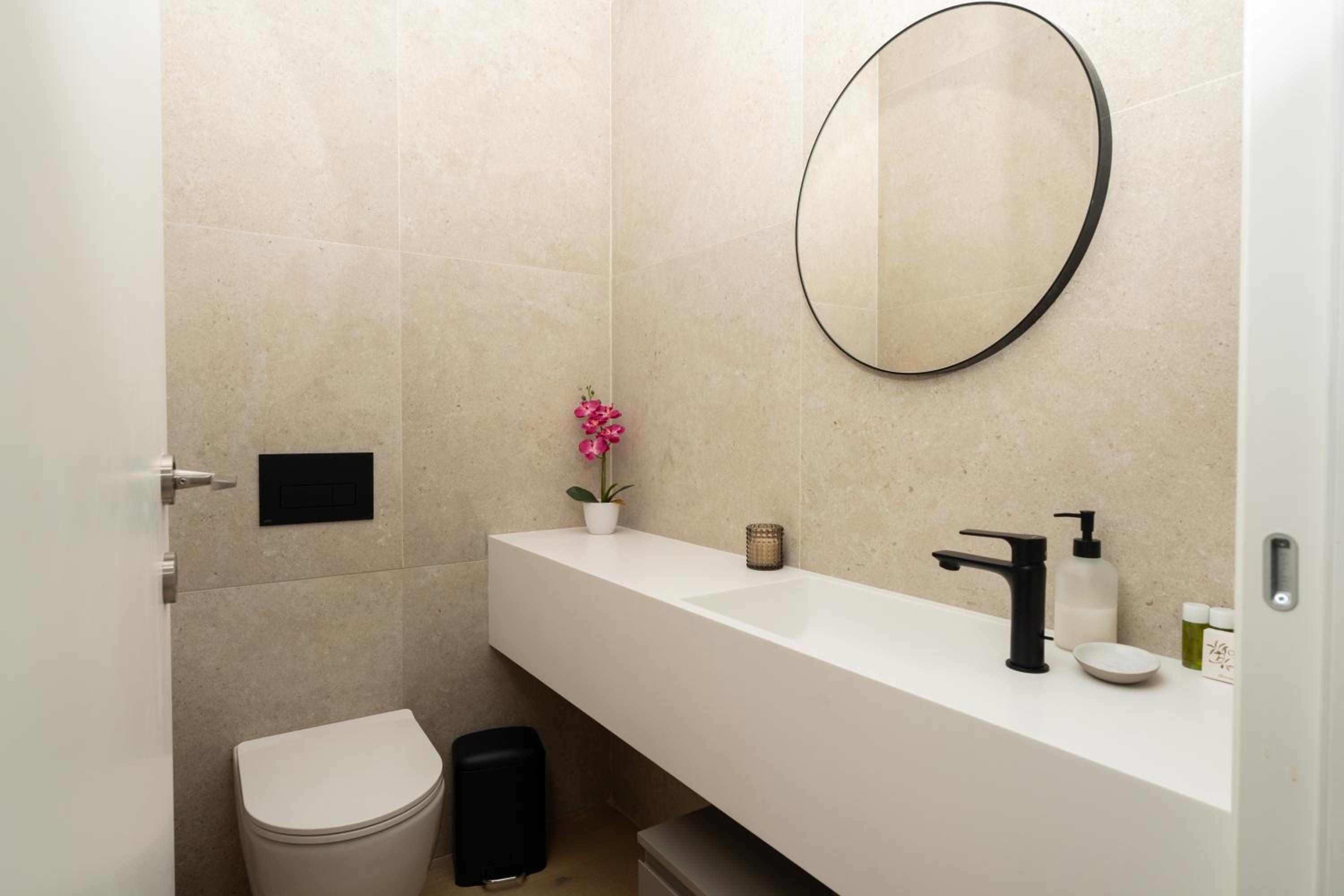 WealthyStays Parkside Residence