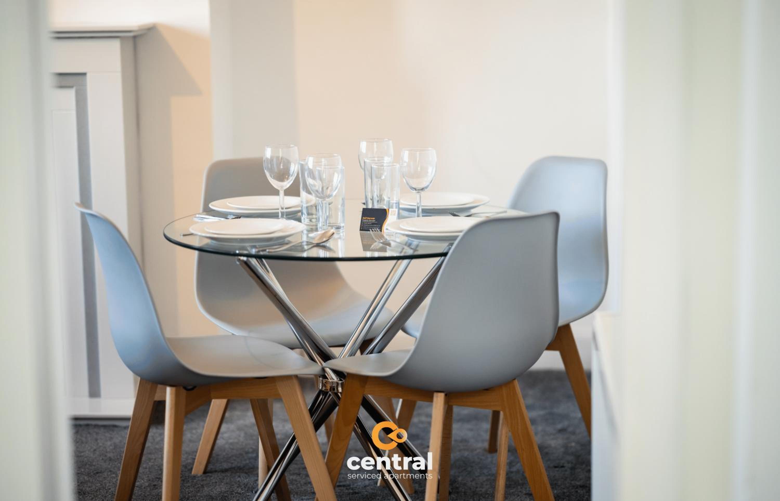 Haywood by CENTRAL SERVICED APARTMENTS - 2 Bedrooms - 2 King Beds - Smart TVs In All Rooms - Free Parking - Close to A90 Kingsway & Regional Performance Ce
