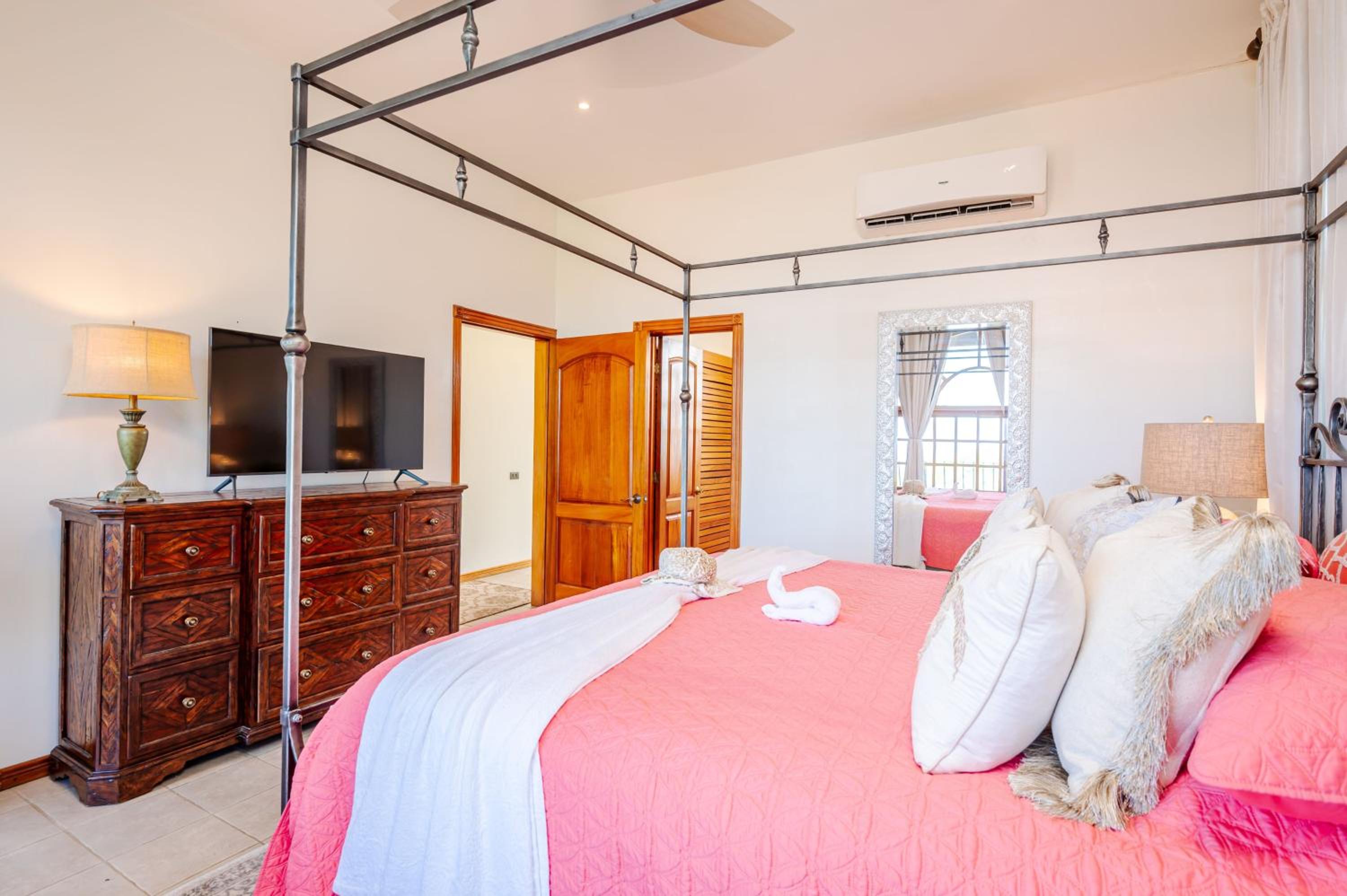 Casa Cole Top-of-the-World Villa w Pool Views