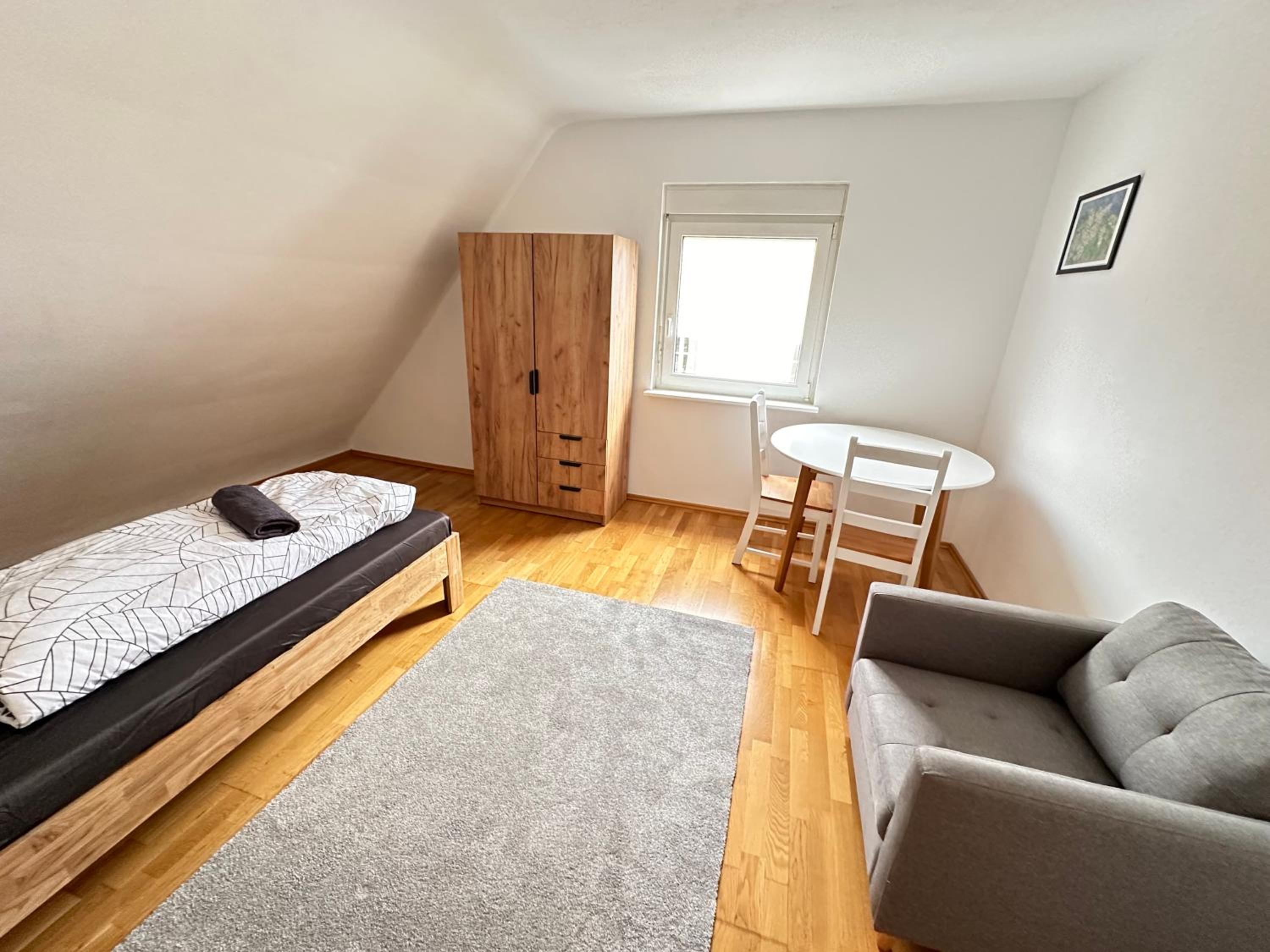 8 Einzelbetten Böblingen I 6 Schlafzimmer I 2 sep Ebenen I 2 Bäder, 2 sep WC I Messe, A81 I Monteure, Teams
