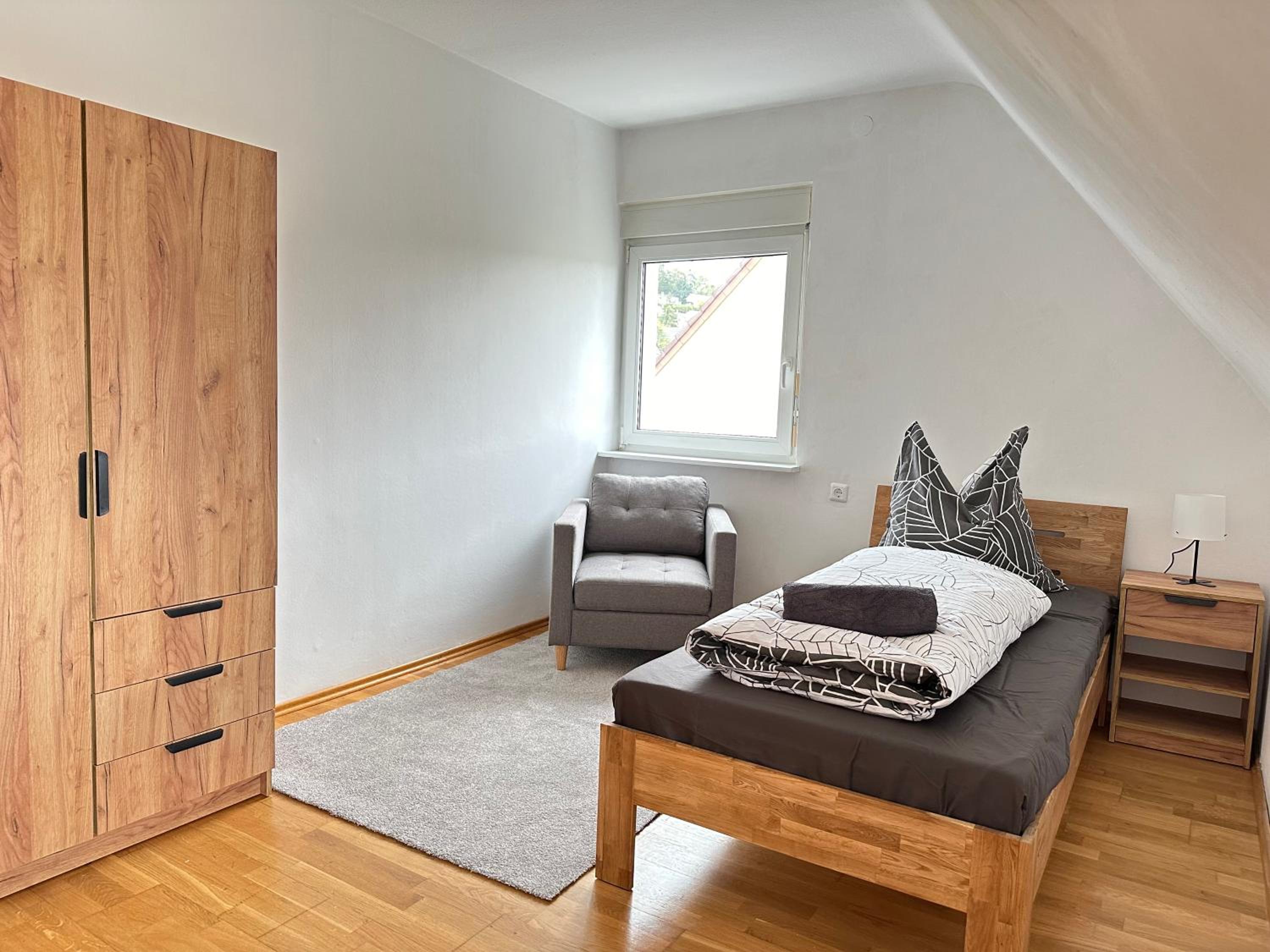 8 Einzelbetten Böblingen I 6 Schlafzimmer I 2 sep Ebenen I 2 Bäder, 2 sep WC I Messe, A81 I Monteure, Teams