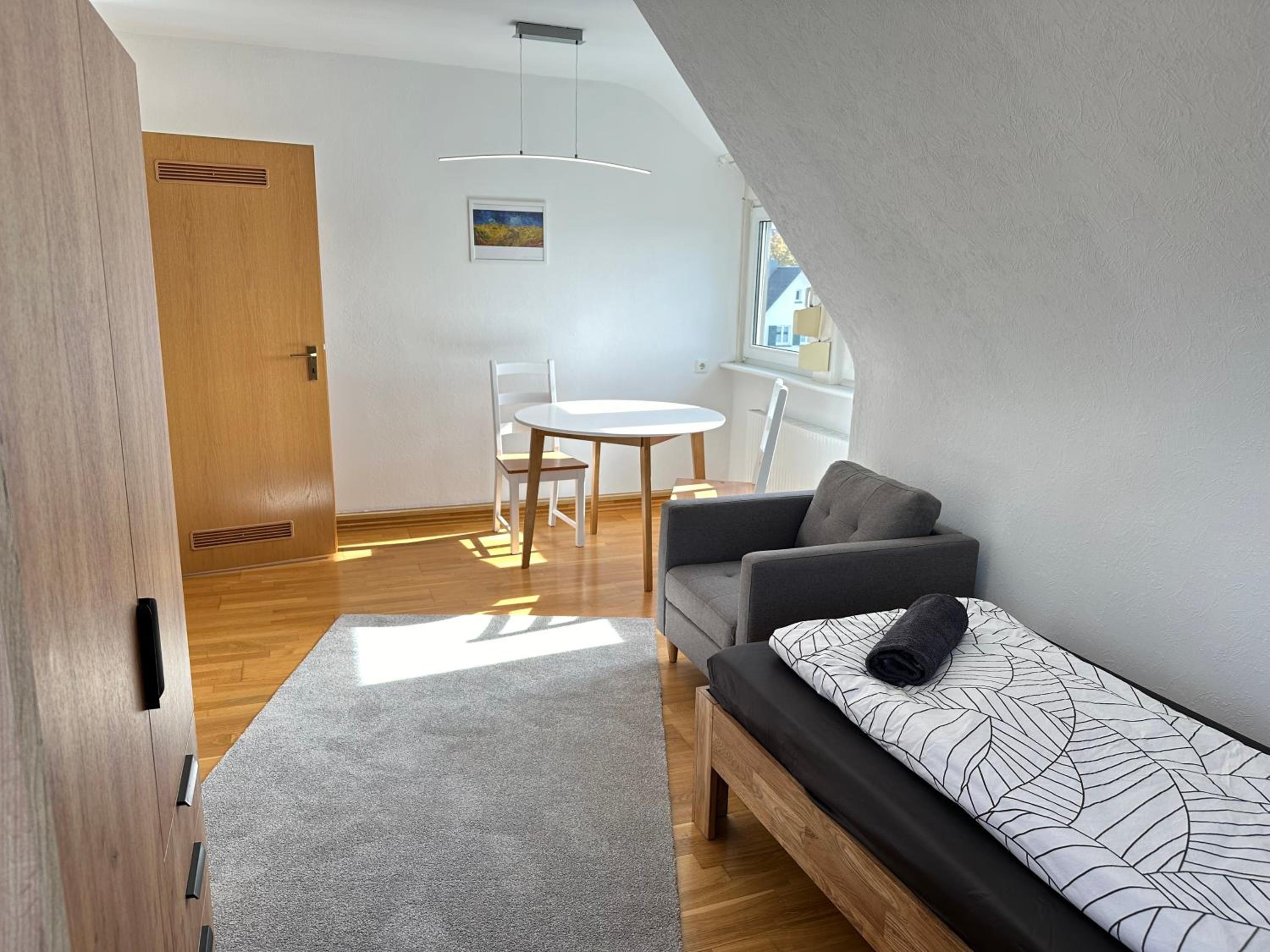 8 Einzelbetten Böblingen I 6 Schlafzimmer I 2 sep Ebenen I 2 Bäder, 2 sep WC I Messe, A81 I Monteure, Teams