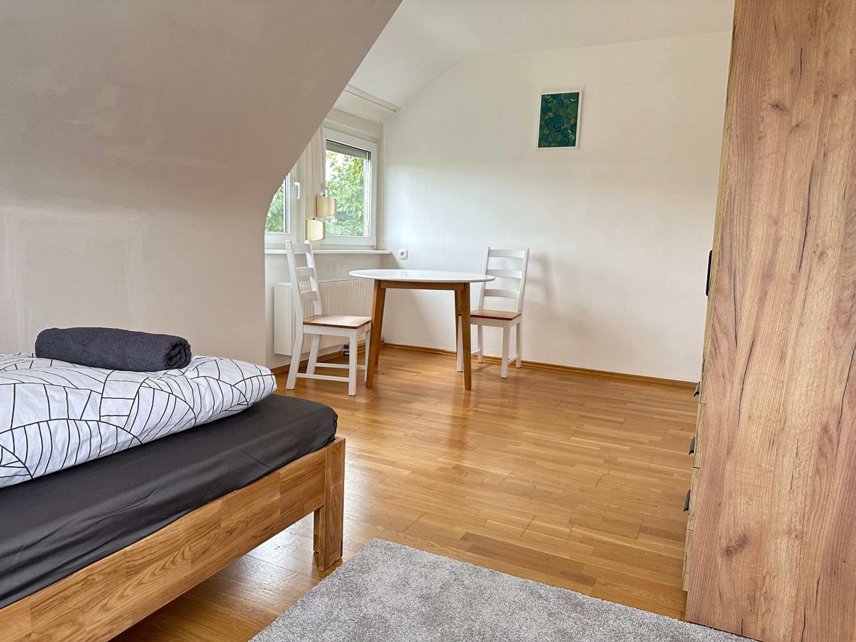 8 Einzelbetten Böblingen I 6 Schlafzimmer I 2 sep Ebenen I 2 Bäder, 2 sep WC I Messe, A81 I Monteure, Teams