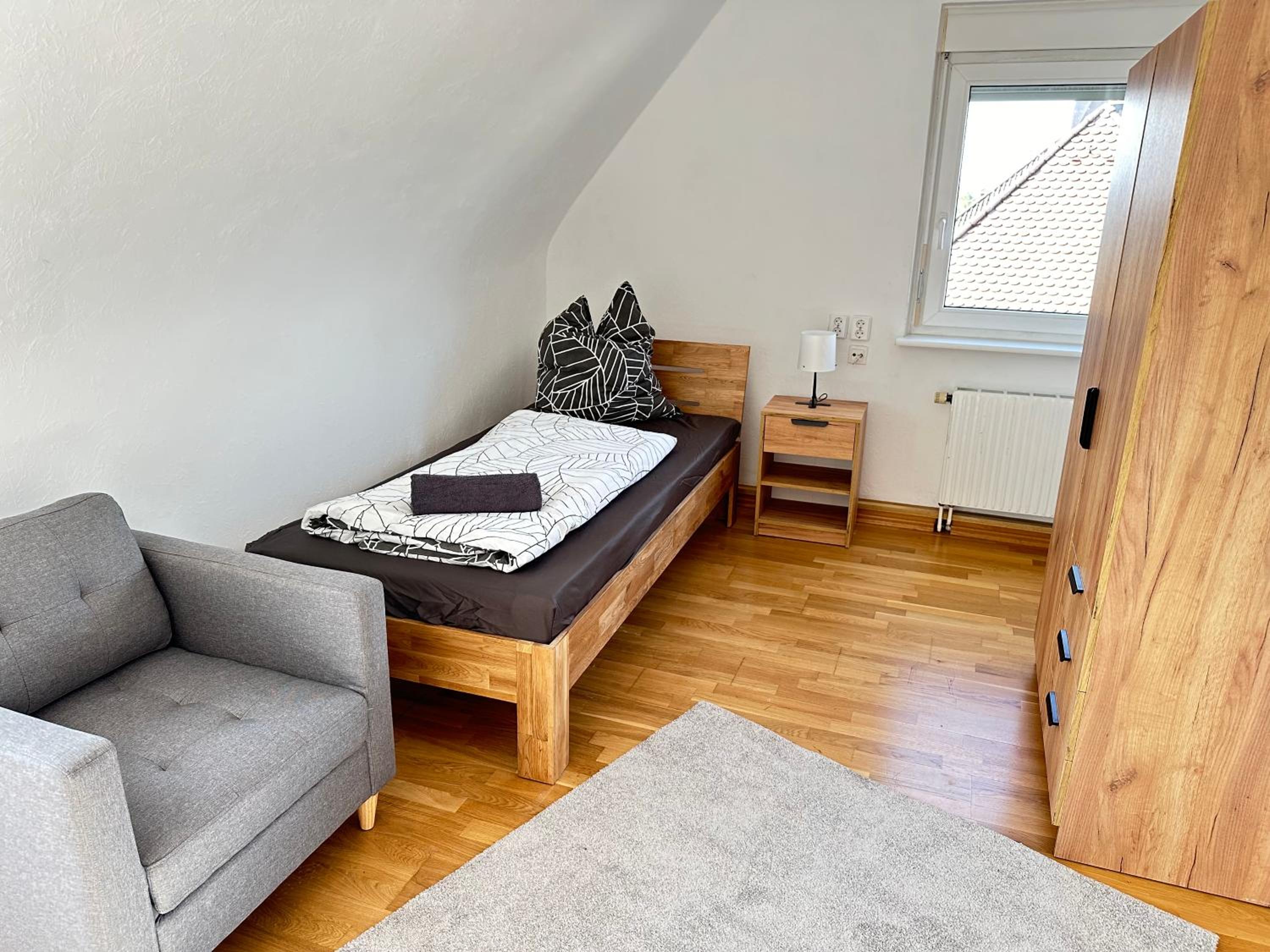 8 Einzelbetten Böblingen I 6 Schlafzimmer I 2 sep Ebenen I 2 Bäder, 2 sep WC I Messe, A81 I Monteure, Teams