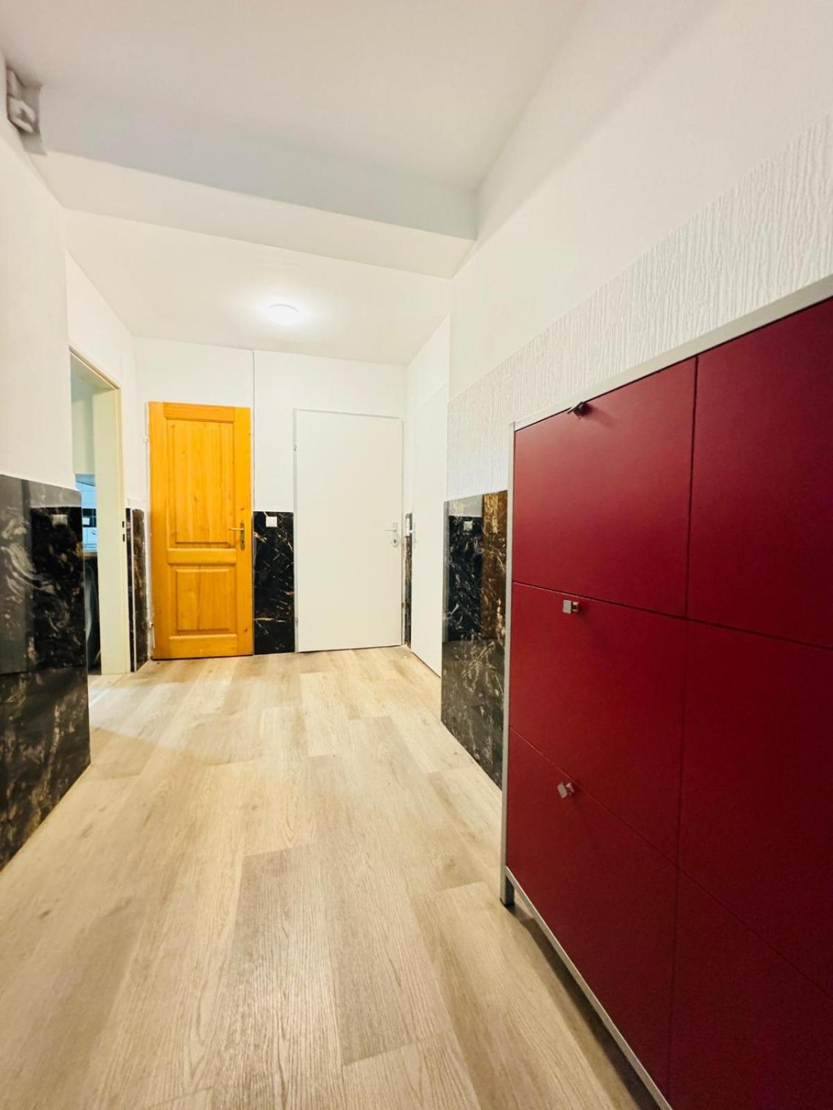 Private Rooms in Elegant Garden Villa with Free Parking