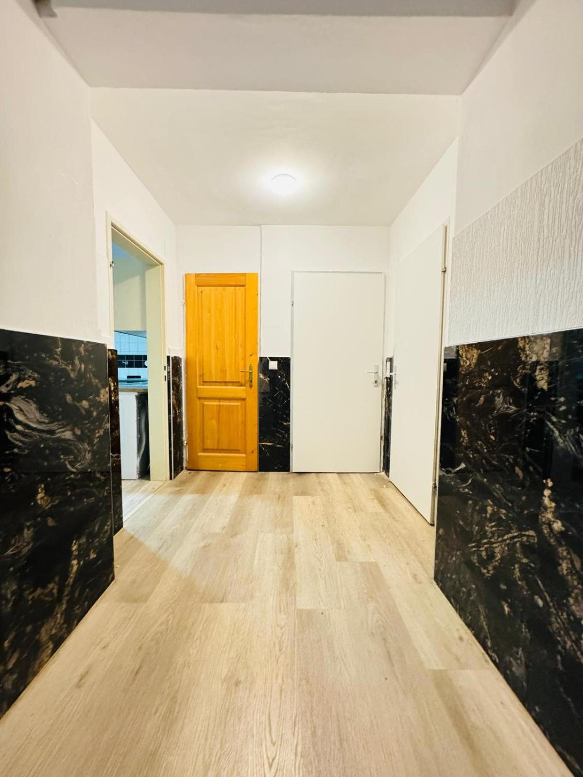 Private Rooms in Elegant Garden Villa with Free Parking