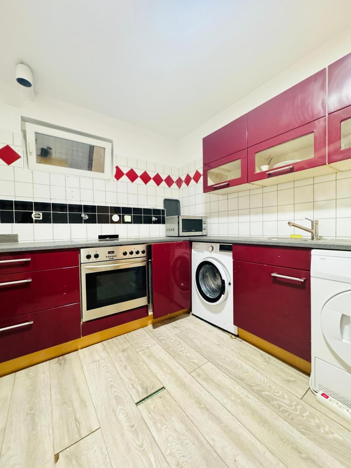 Private Rooms in Elegant Garden Villa with Free Parking