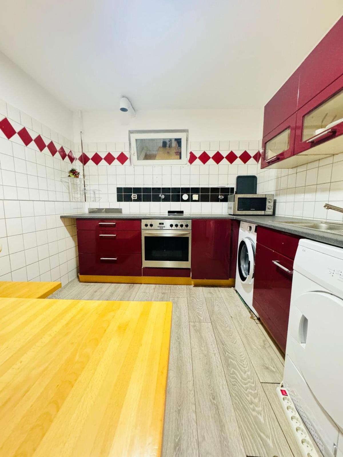 Private Rooms in Elegant Garden Villa with Free Parking