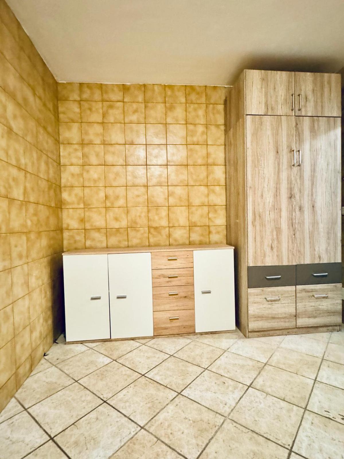 Private Rooms in Elegant Garden Villa with Free Parking