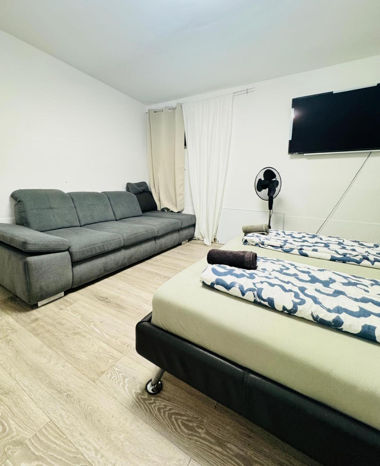 Private Rooms in Elegant Garden Villa with Free Parking