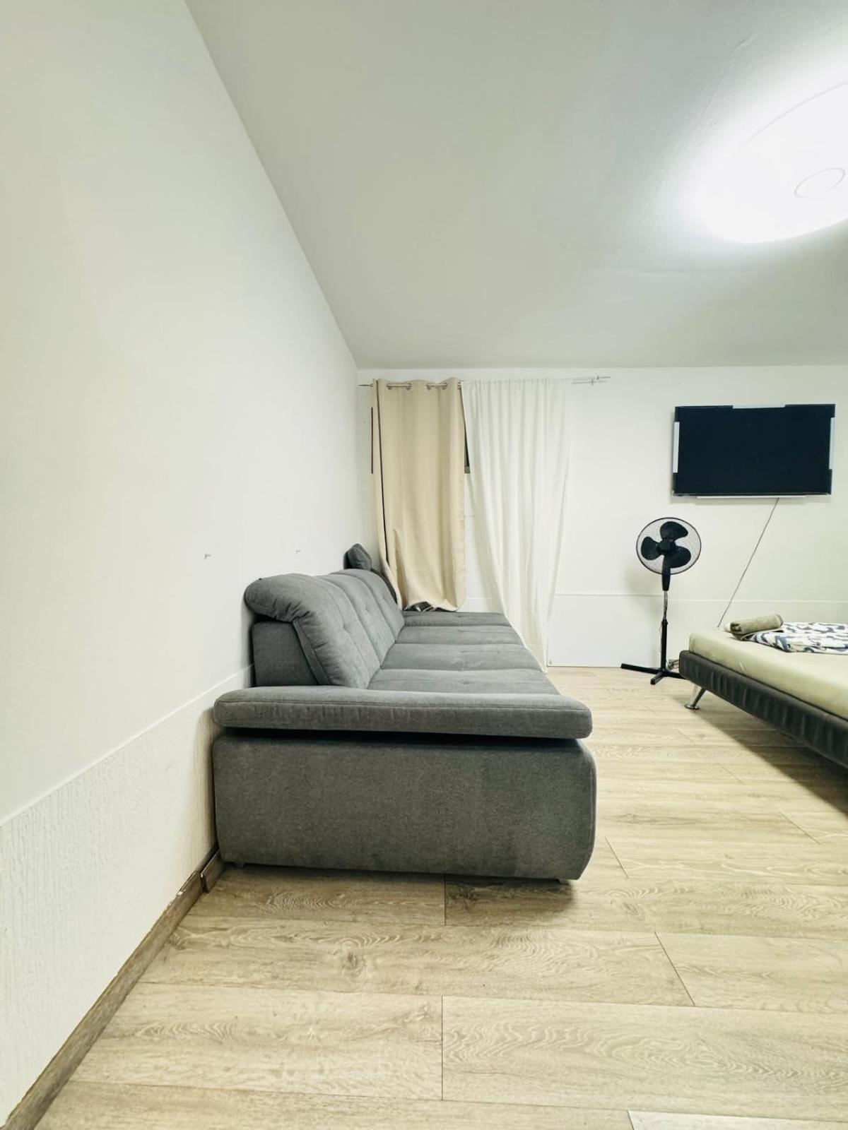 Private Rooms in Elegant Garden Villa with Free Parking