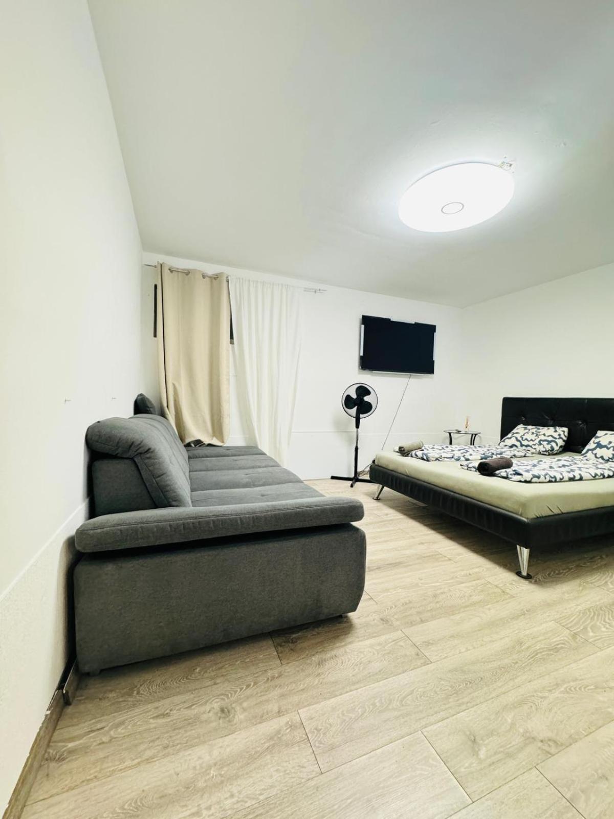 Private Rooms in Elegant Garden Villa with Free Parking