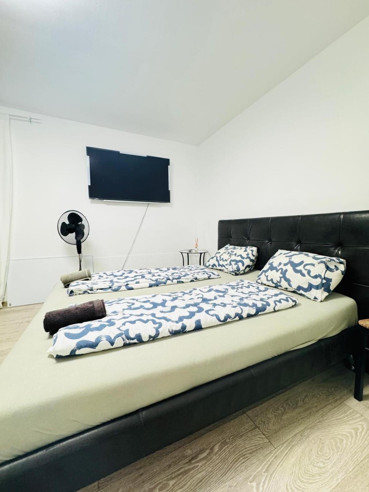 Private Rooms in Elegant Garden Villa with Free Parking
