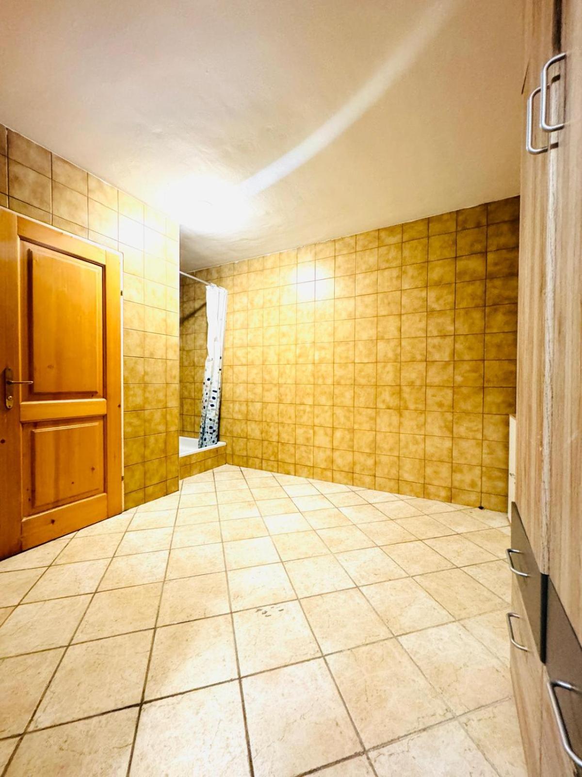 Private Rooms in Elegant Garden Villa with Free Parking