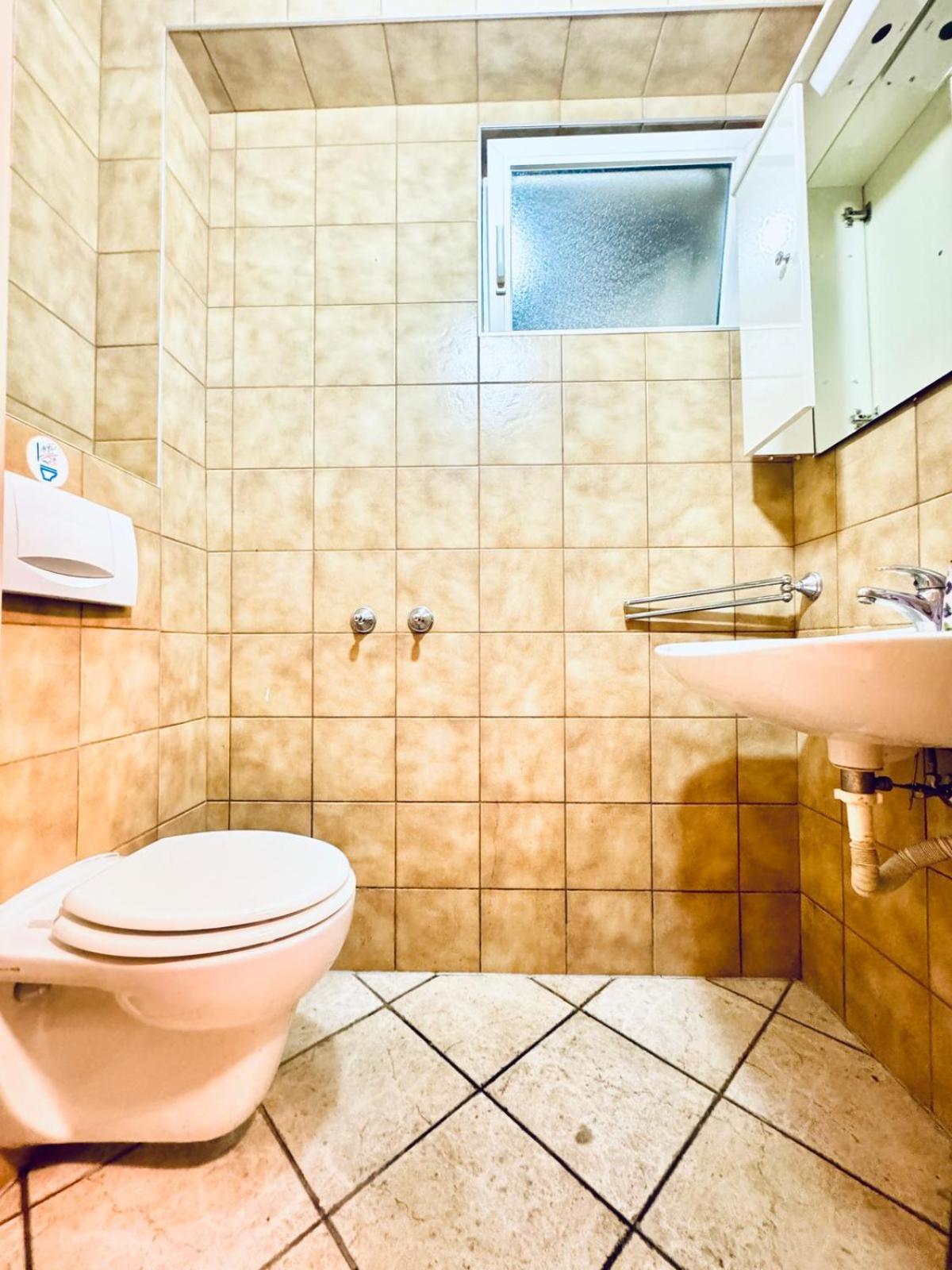 Private Rooms in Elegant Garden Villa with Free Parking