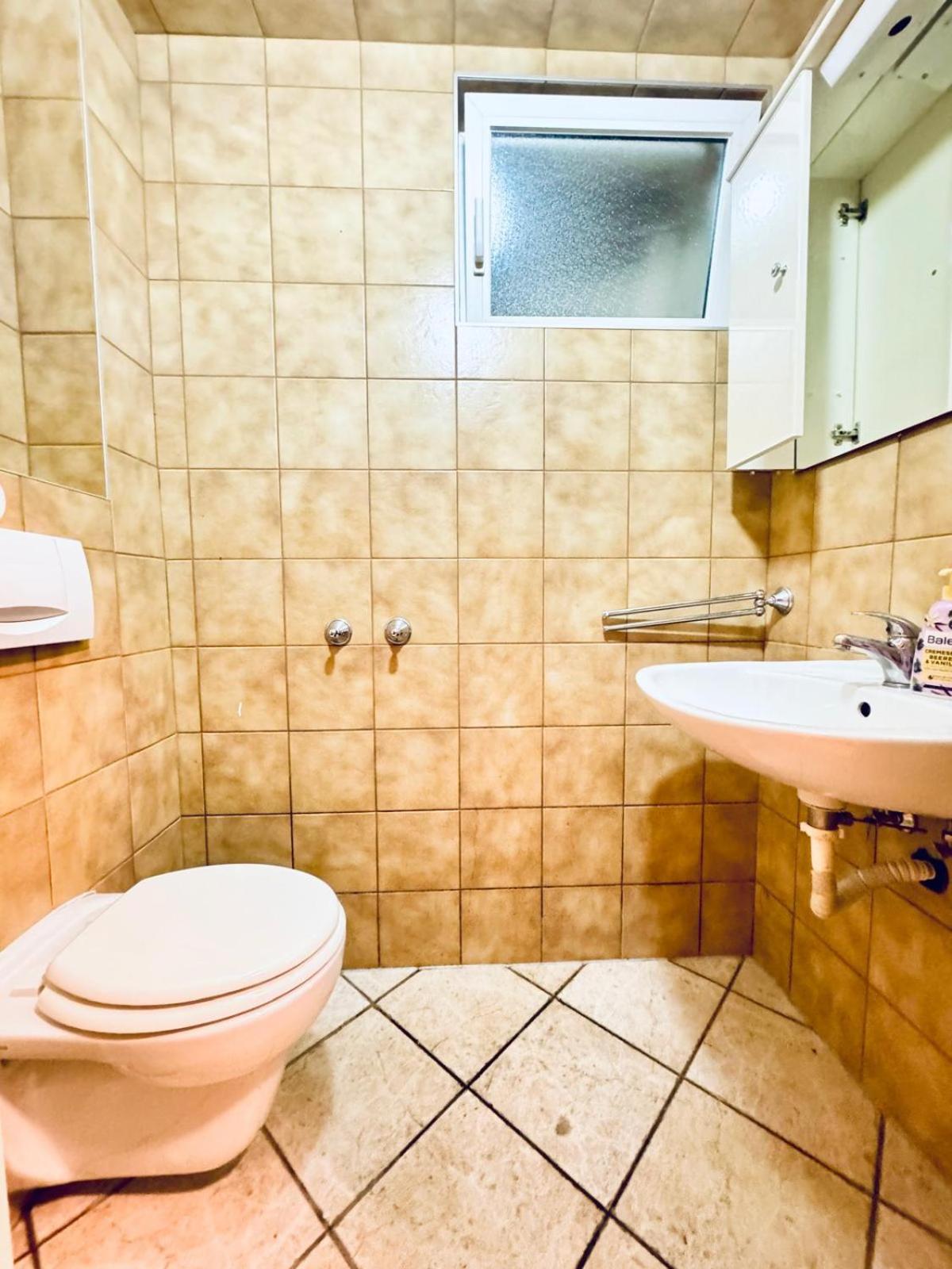 Private Rooms in Elegant Garden Villa with Free Parking