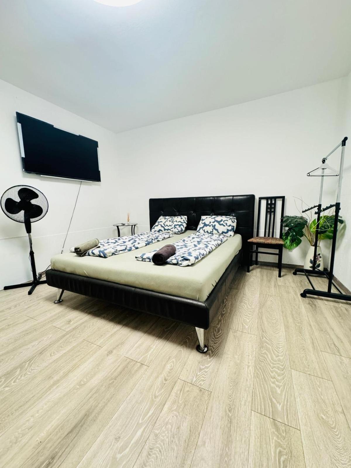 Private Rooms in Elegant Garden Villa with Free Parking