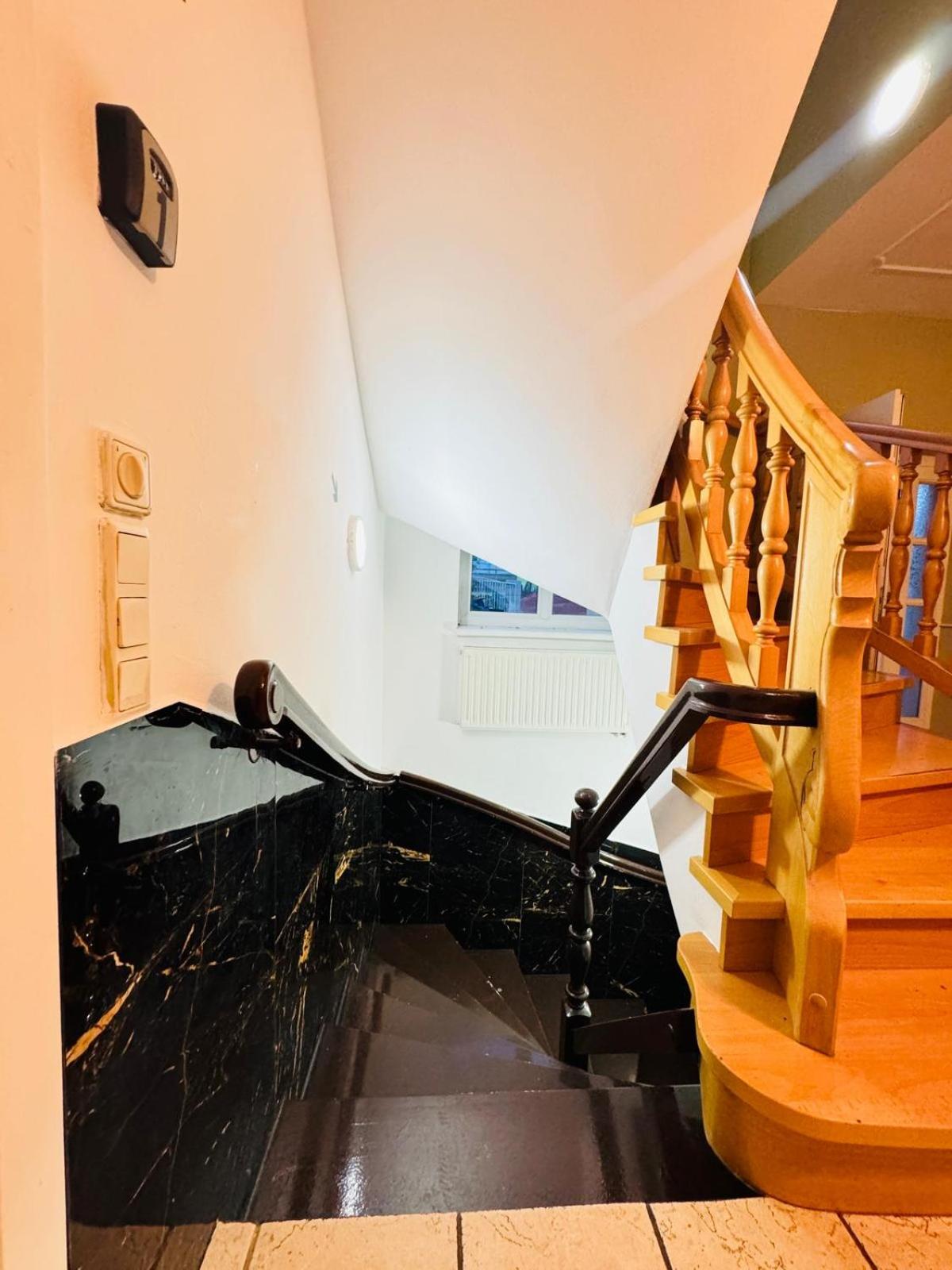 Private Rooms in Elegant Garden Villa with Free Parking