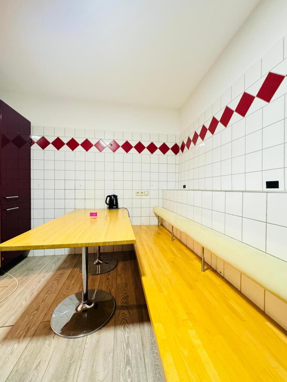 Private Rooms in Elegant Garden Villa with Free Parking
