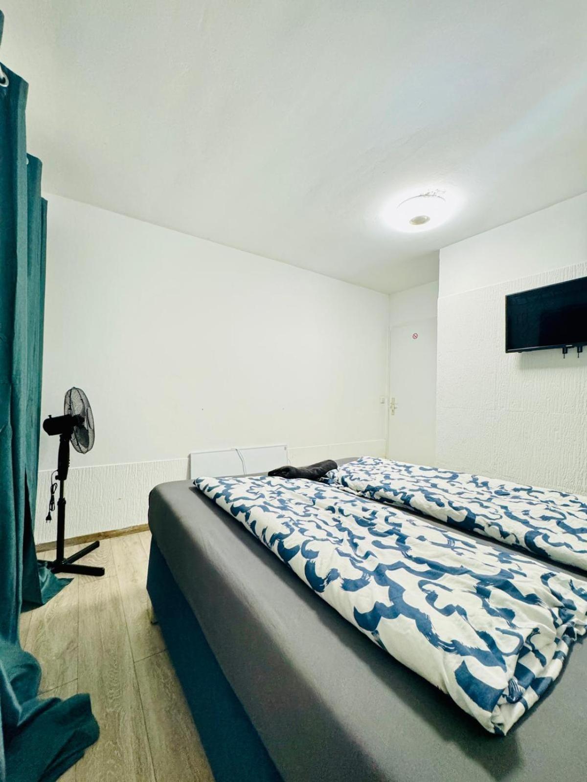 Private Rooms in Elegant Garden Villa with Free Parking