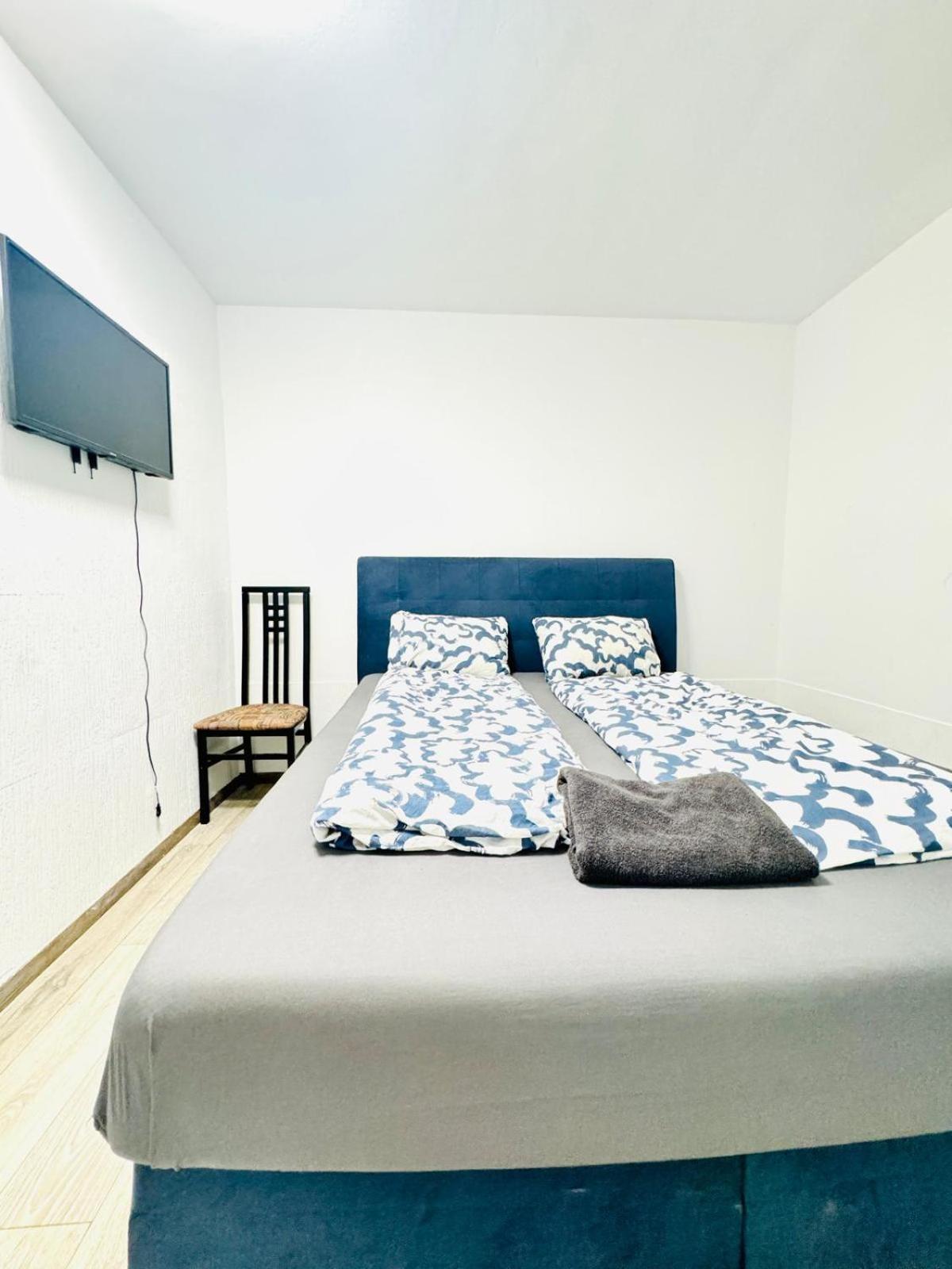 Private Rooms in Elegant Garden Villa with Free Parking