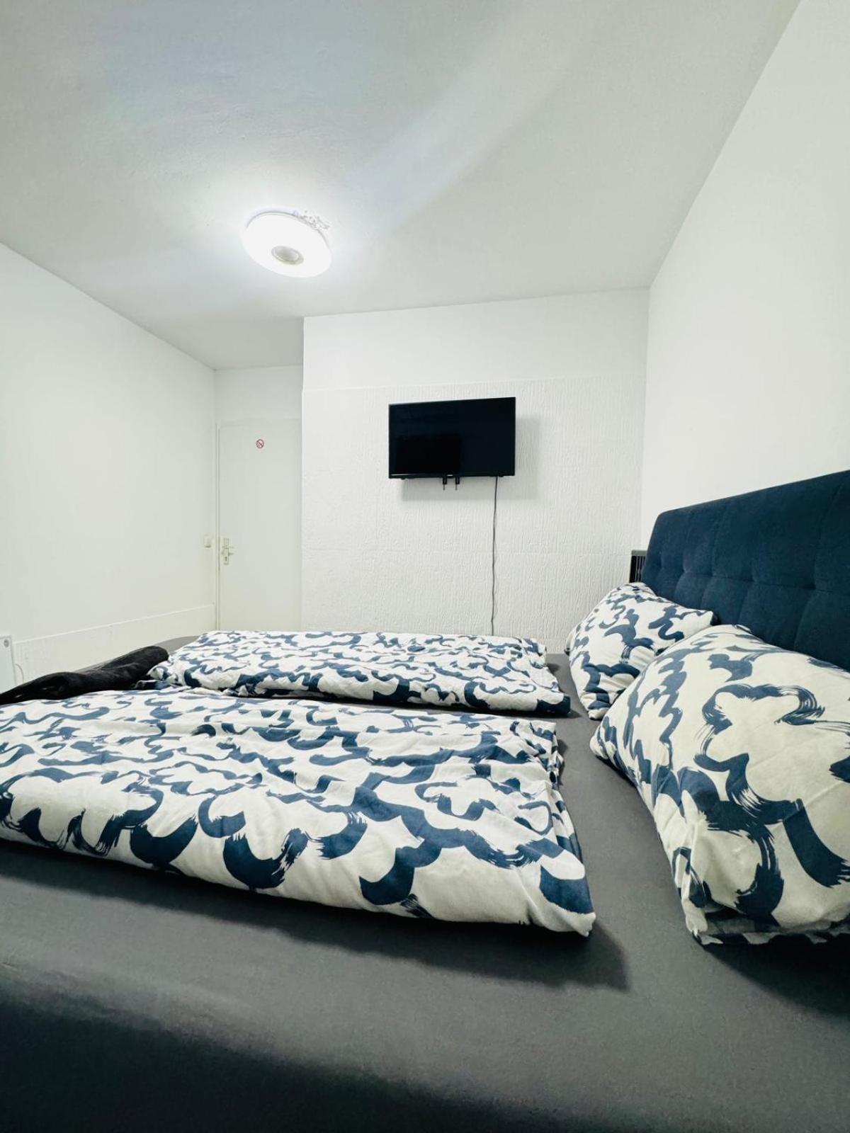 Private Rooms in Elegant Garden Villa with Free Parking