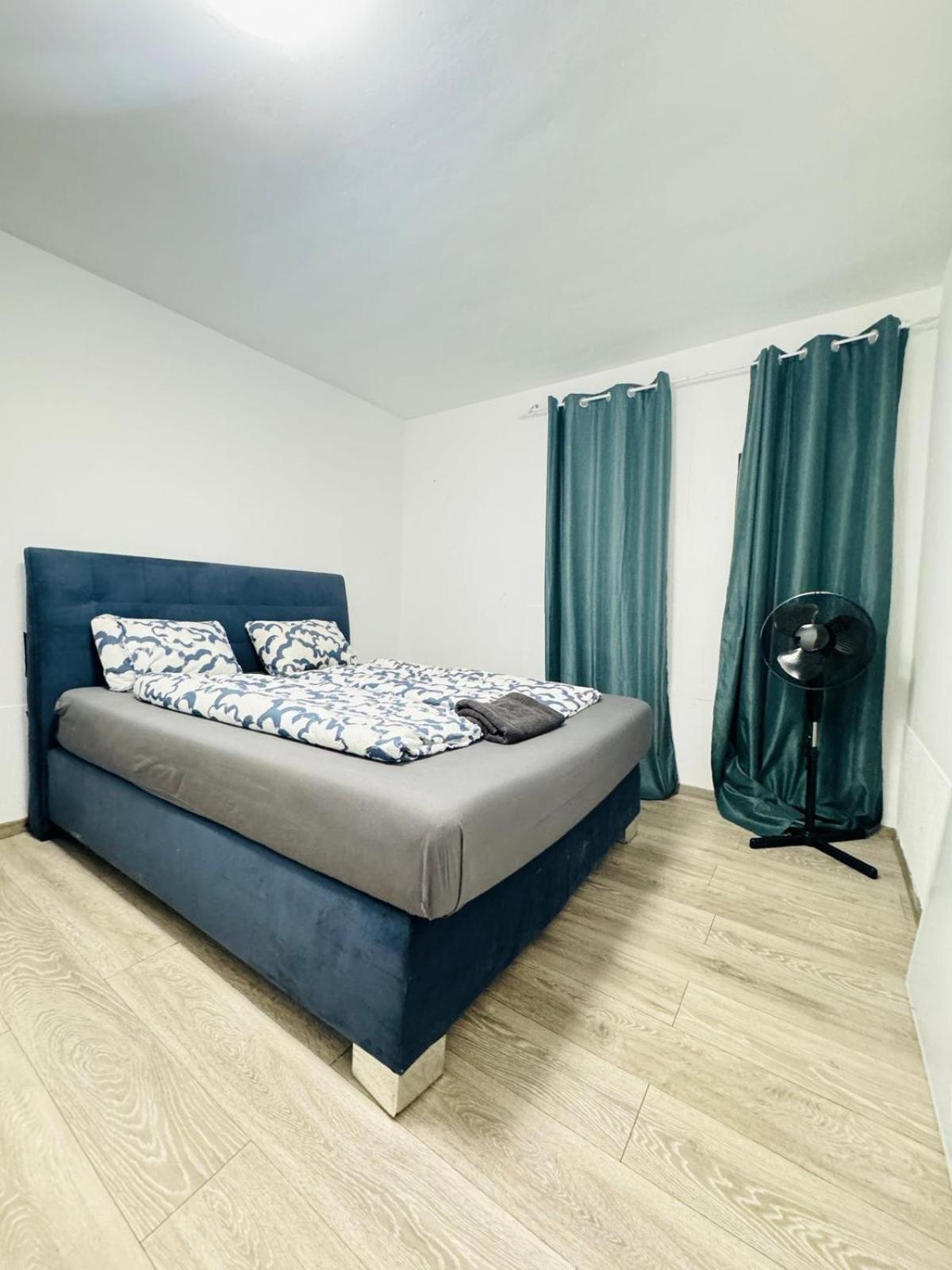 Private Rooms in Elegant Garden Villa with Free Parking
