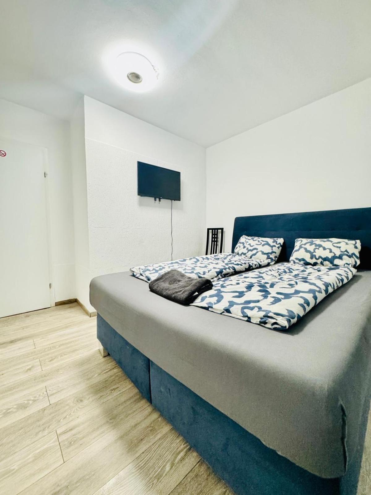 Private Rooms in Elegant Garden Villa with Free Parking