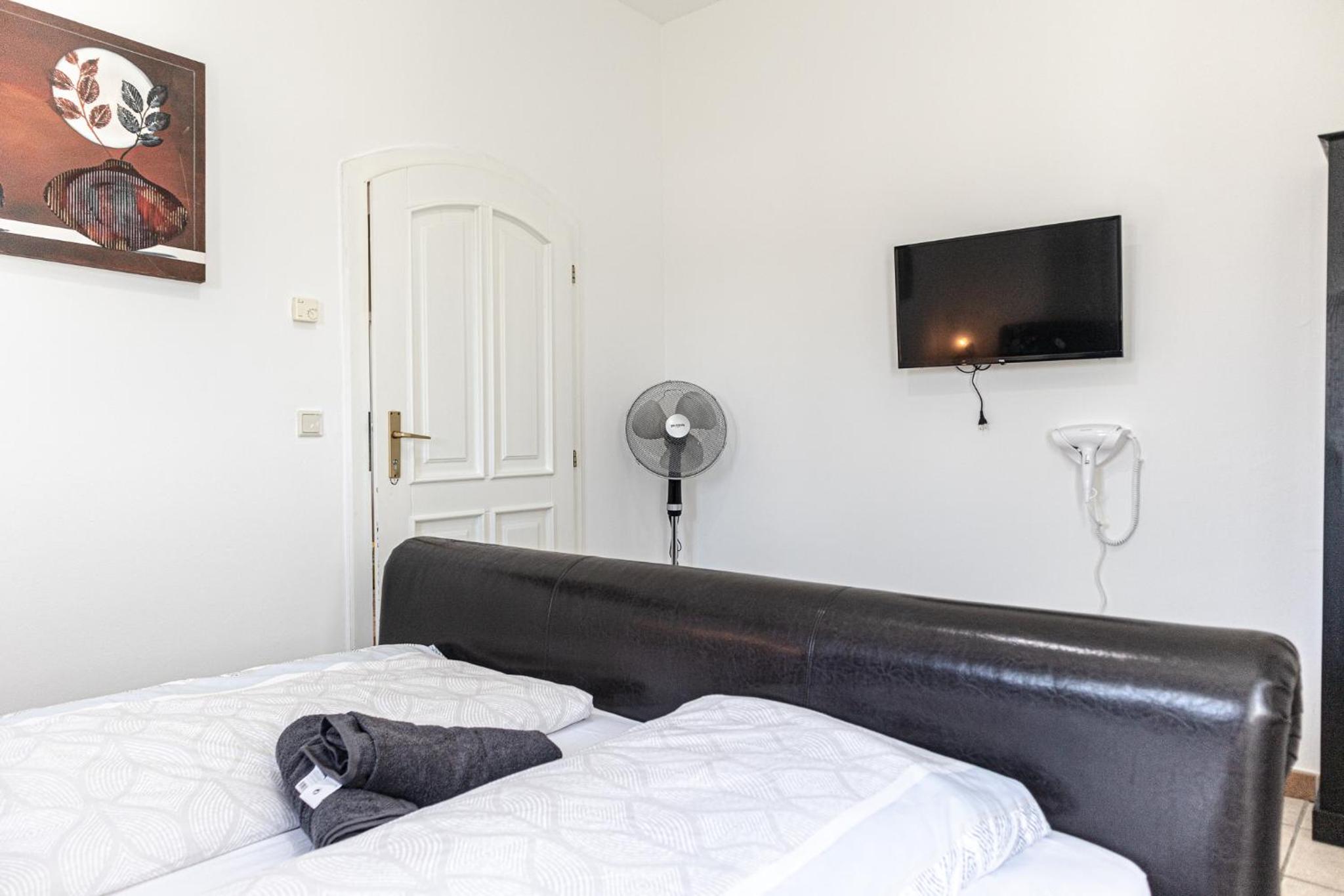 Private Rooms in Elegant Garden Villa with Free Parking