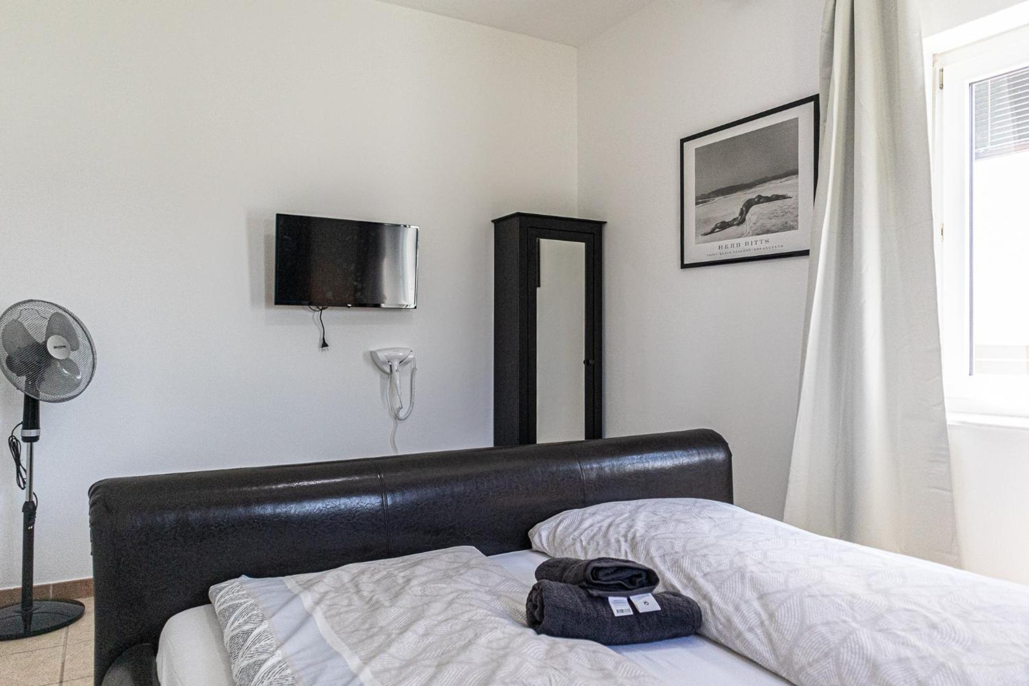Private Rooms in Elegant Garden Villa with Free Parking