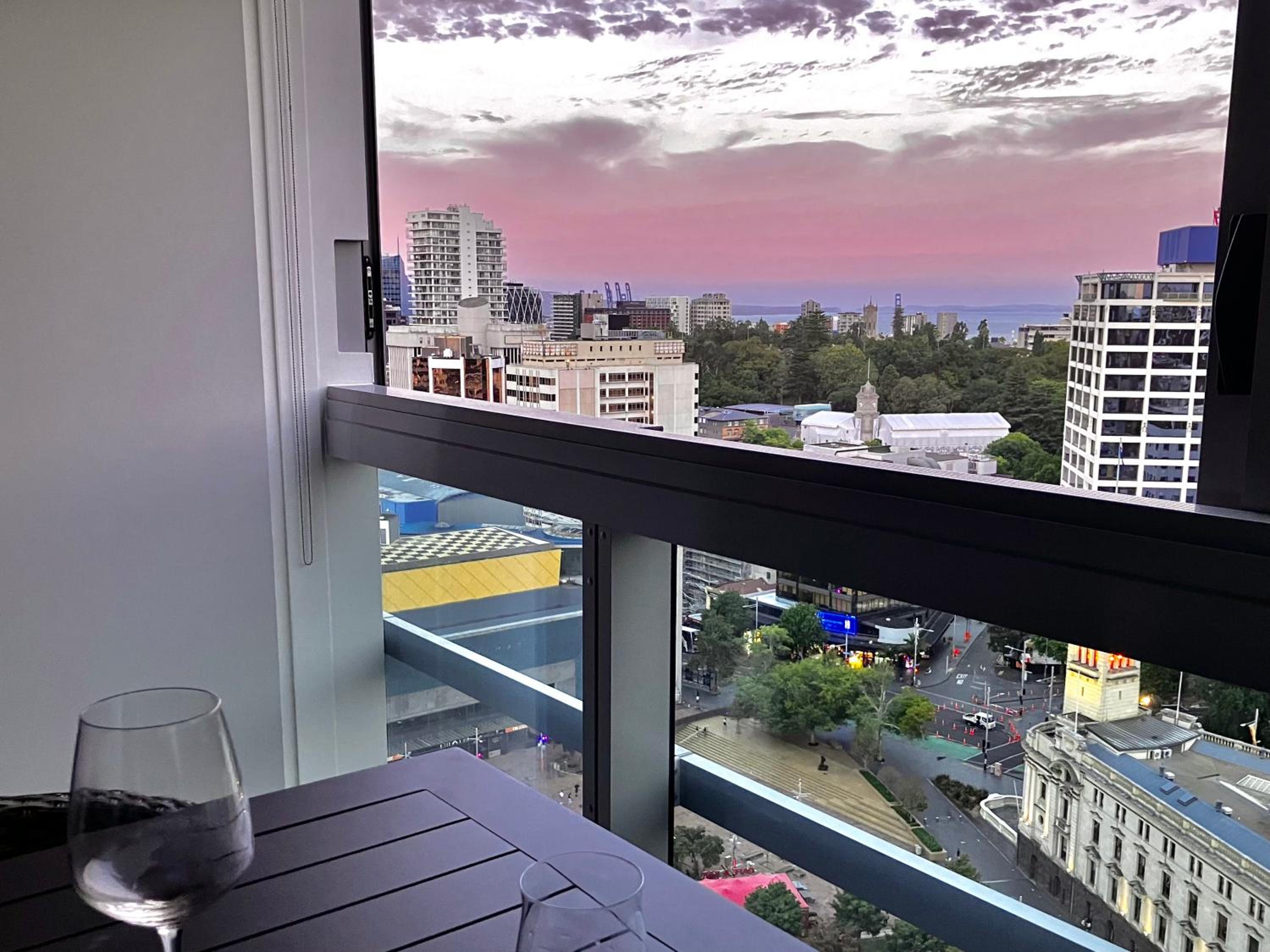 New Condo, central Auckland, 3BR, pool, gym, parking view 4