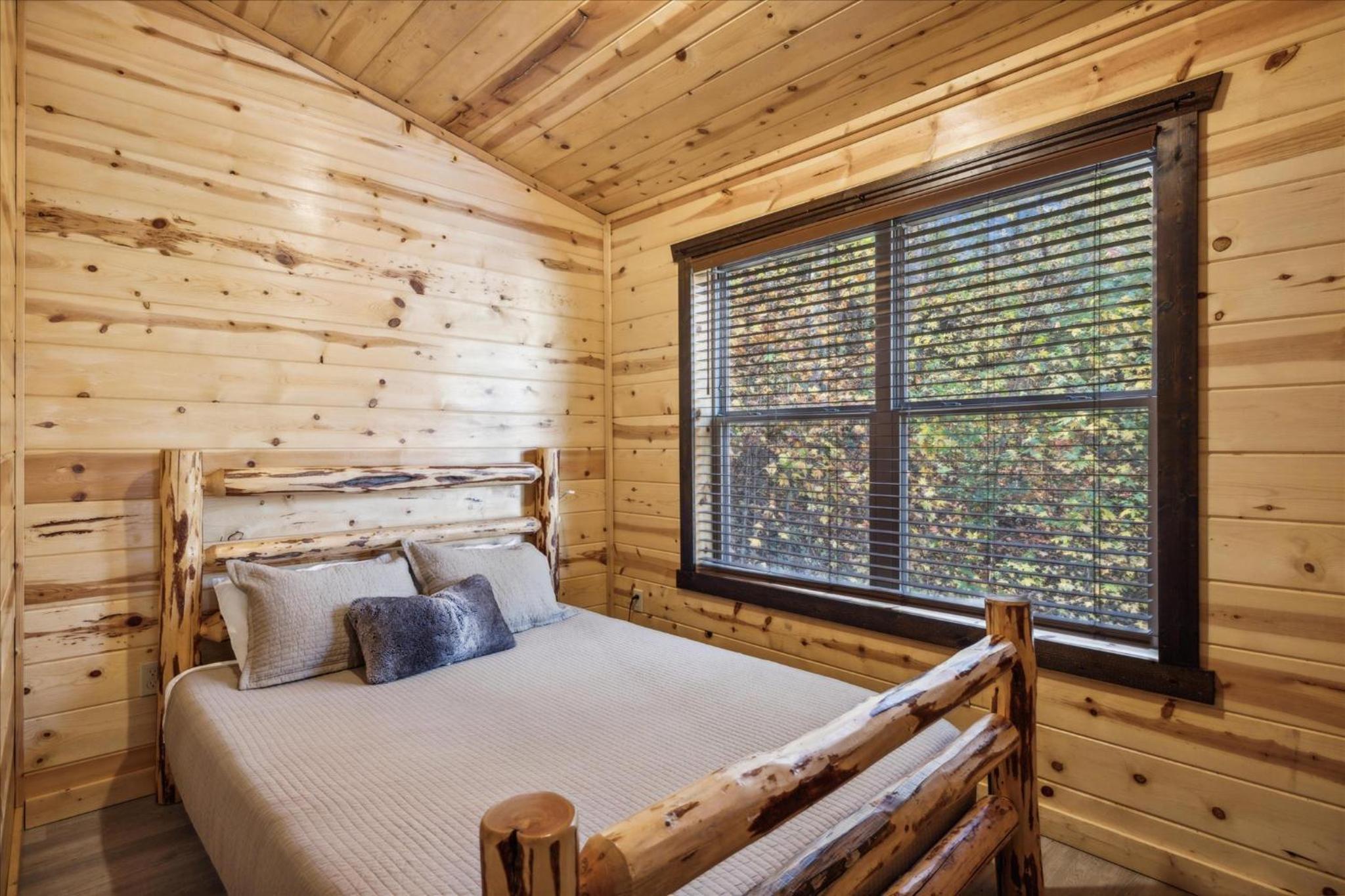 Lazy Raccoon Cabin view 3