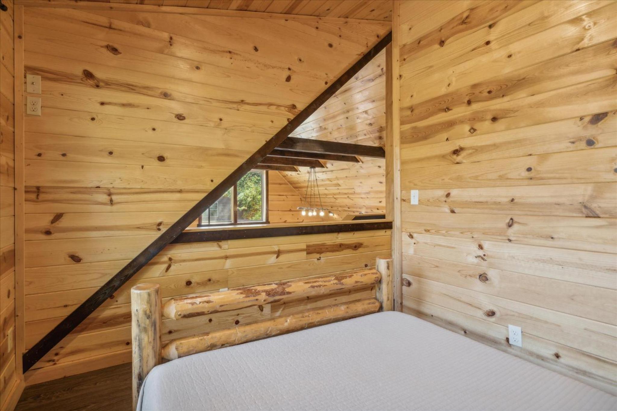 Hidden Bear Cabin - Firepit & Hot Tub, Flat Roads, 10 mins to Parkway view 5