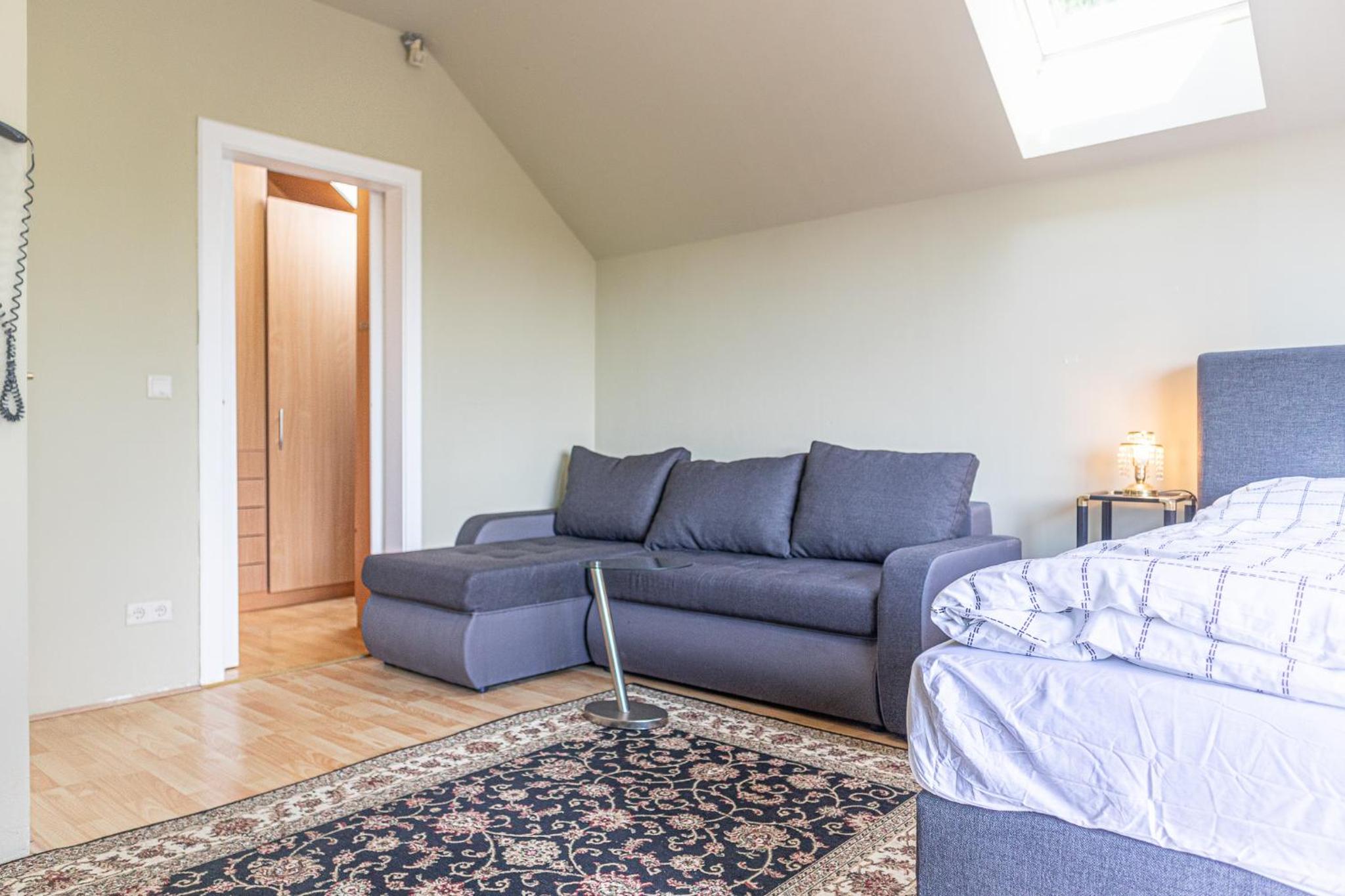 Private Rooms in Elegant Garden Villa with Free Parking