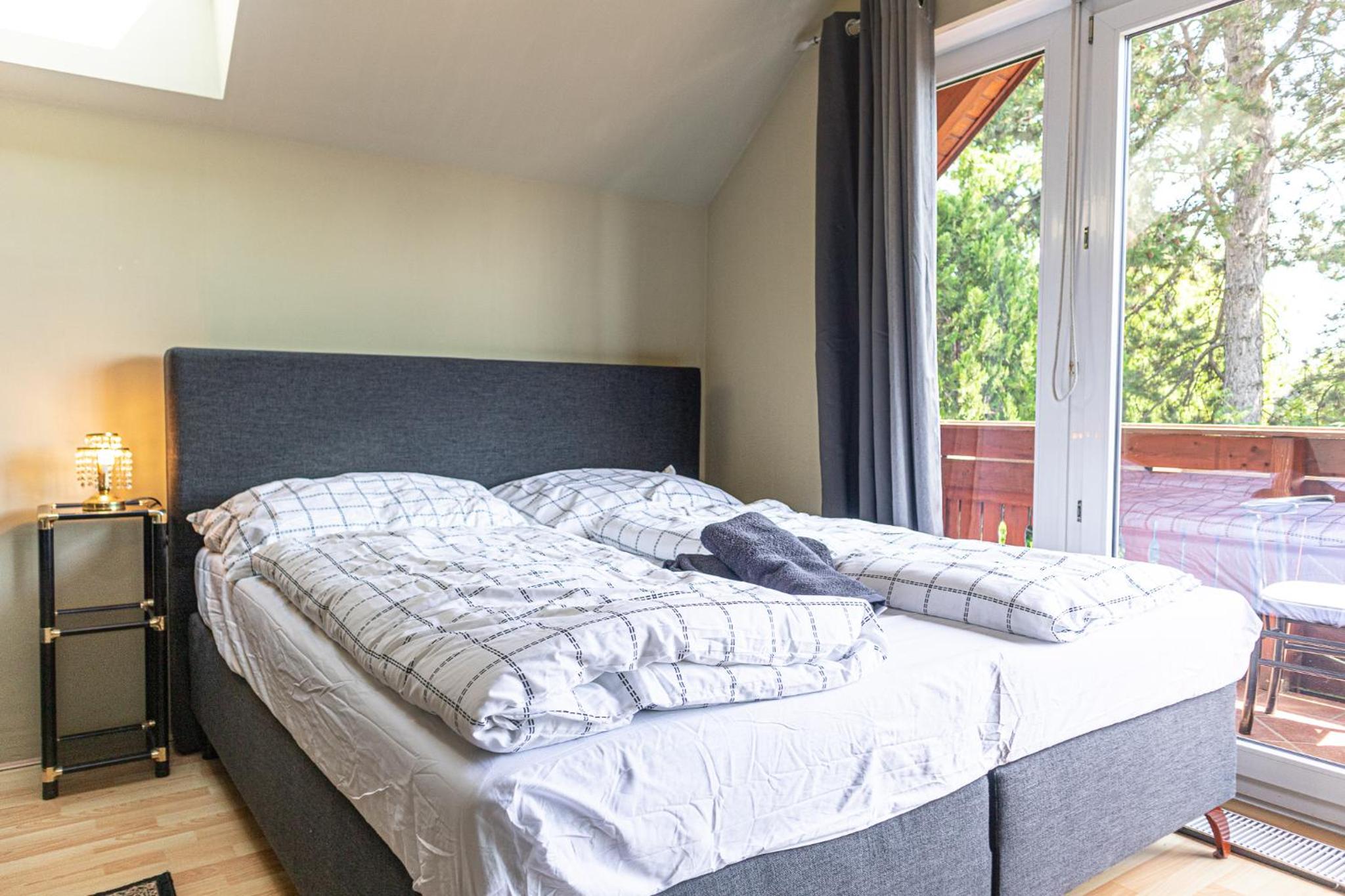 Private Rooms in Elegant Garden Villa with Free Parking