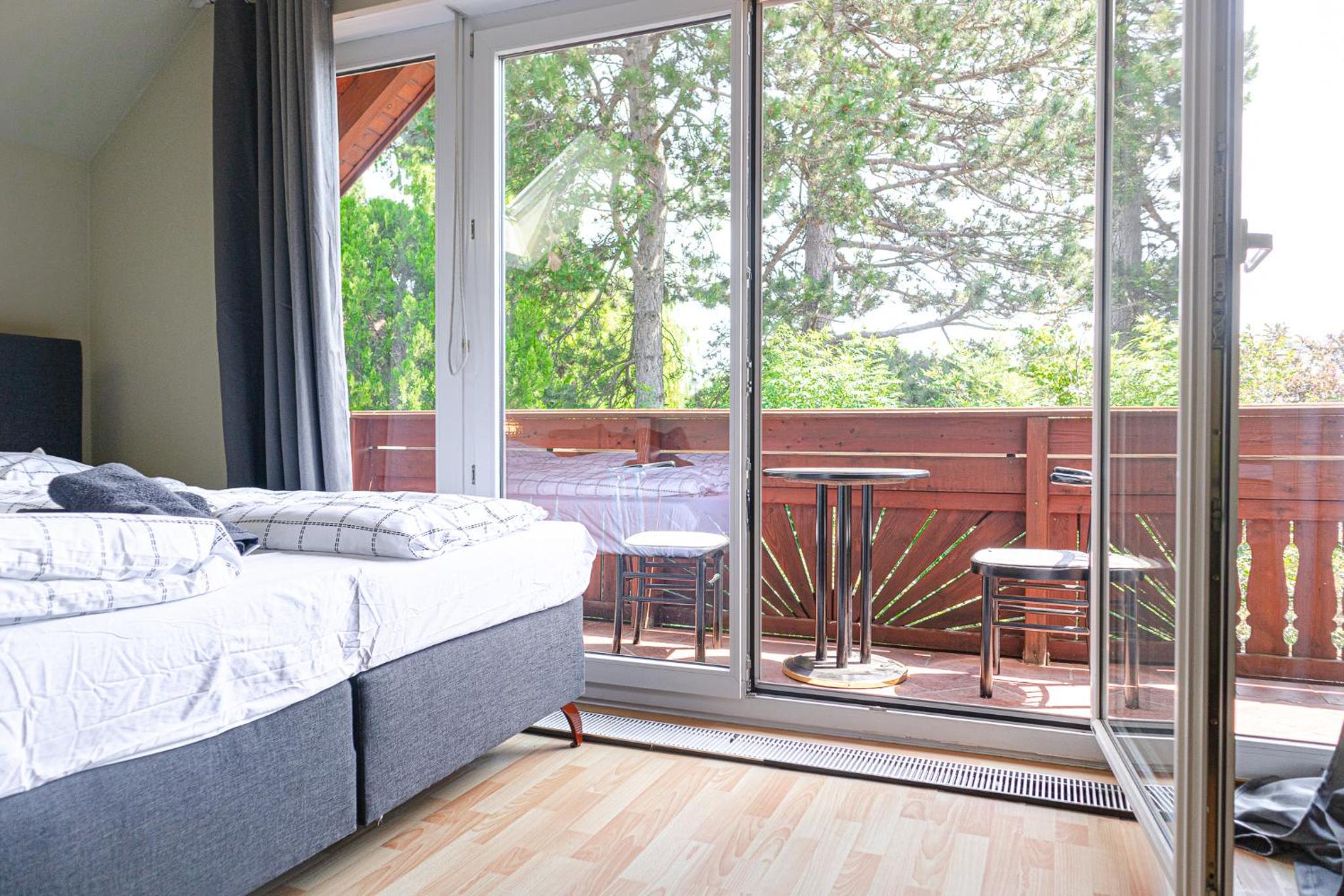 Private Rooms in Elegant Garden Villa with Free Parking