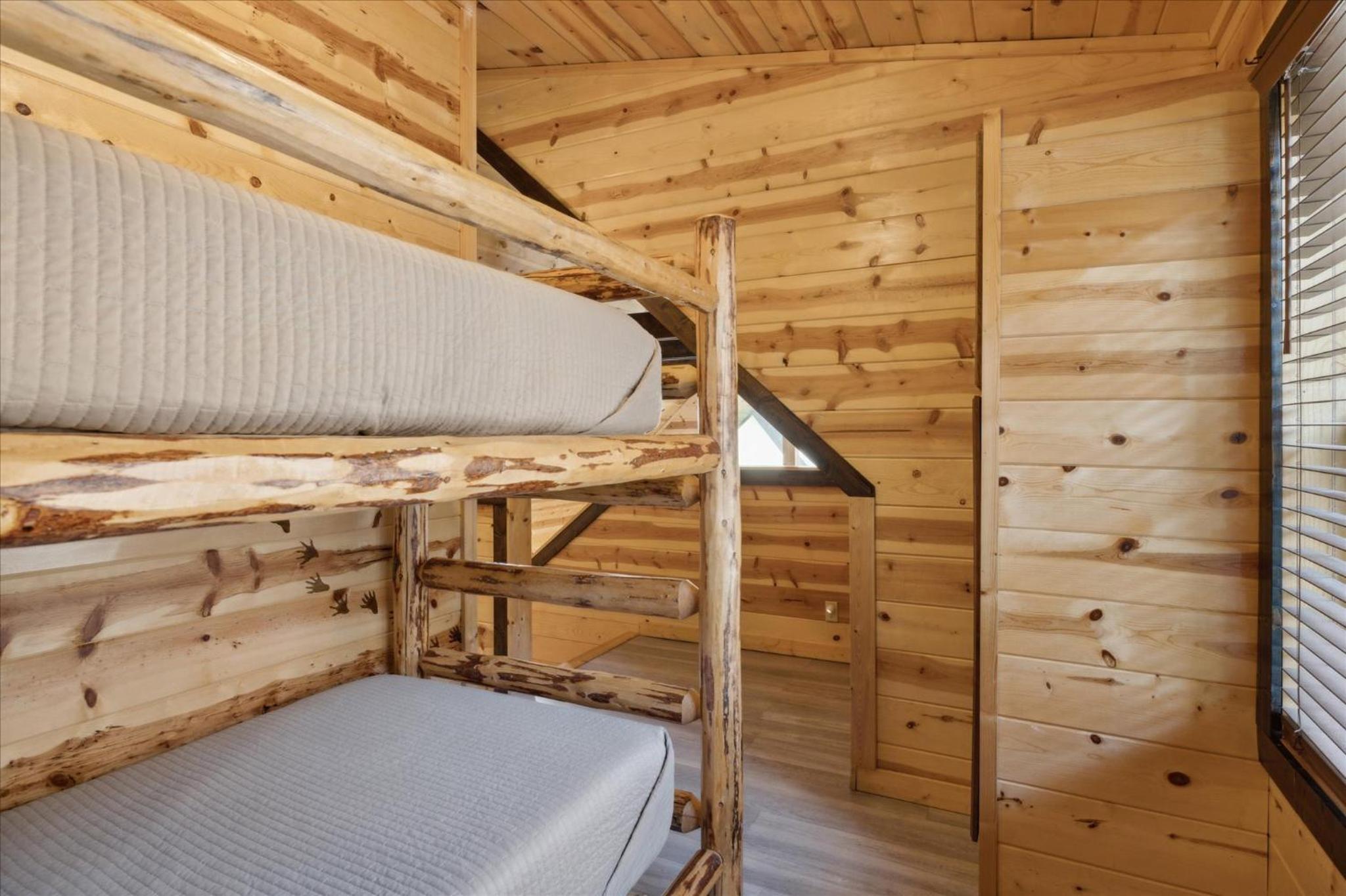 Lazy Raccoon Cabin view 4