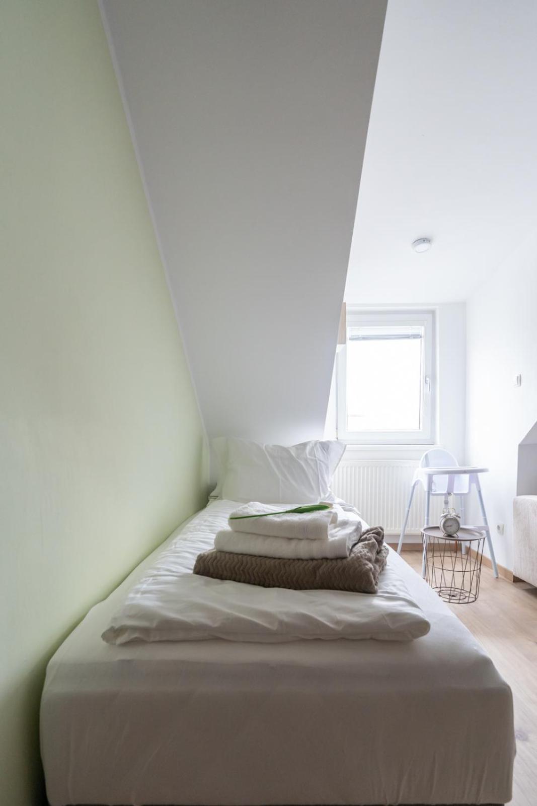 Spacious 7-Person Leoben Apartment - Ideal for Workers, Groups & Family